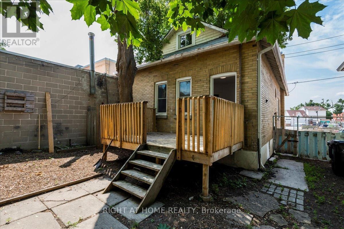 












12 ROSS STREET

,
Barrie (City Centre),




Ontario
L4N1E7

