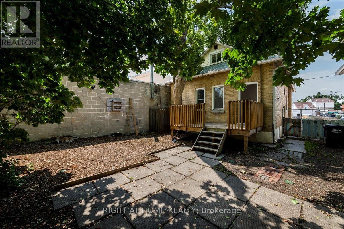 












12 ROSS STREET

,
Barrie (City Centre),




Ontario
L4N1E7

