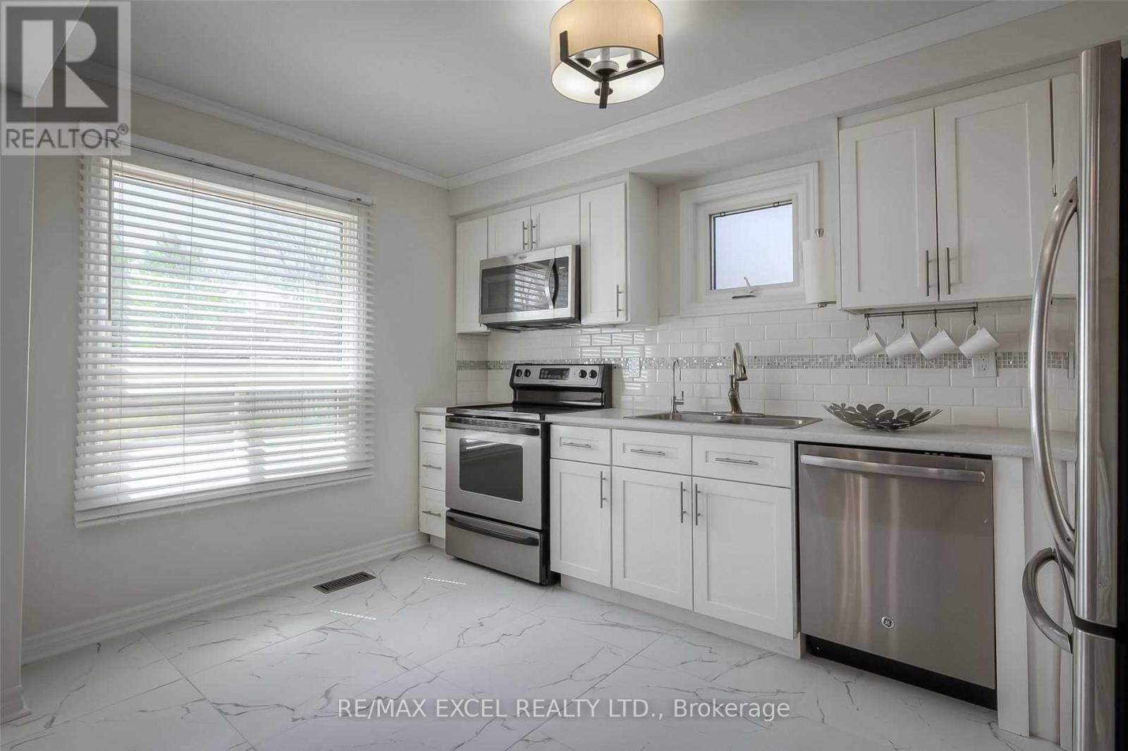 












22 WEATHERUP CRESCENT

,
Barrie (West Bayfield),




Ontario
L4N7J6

