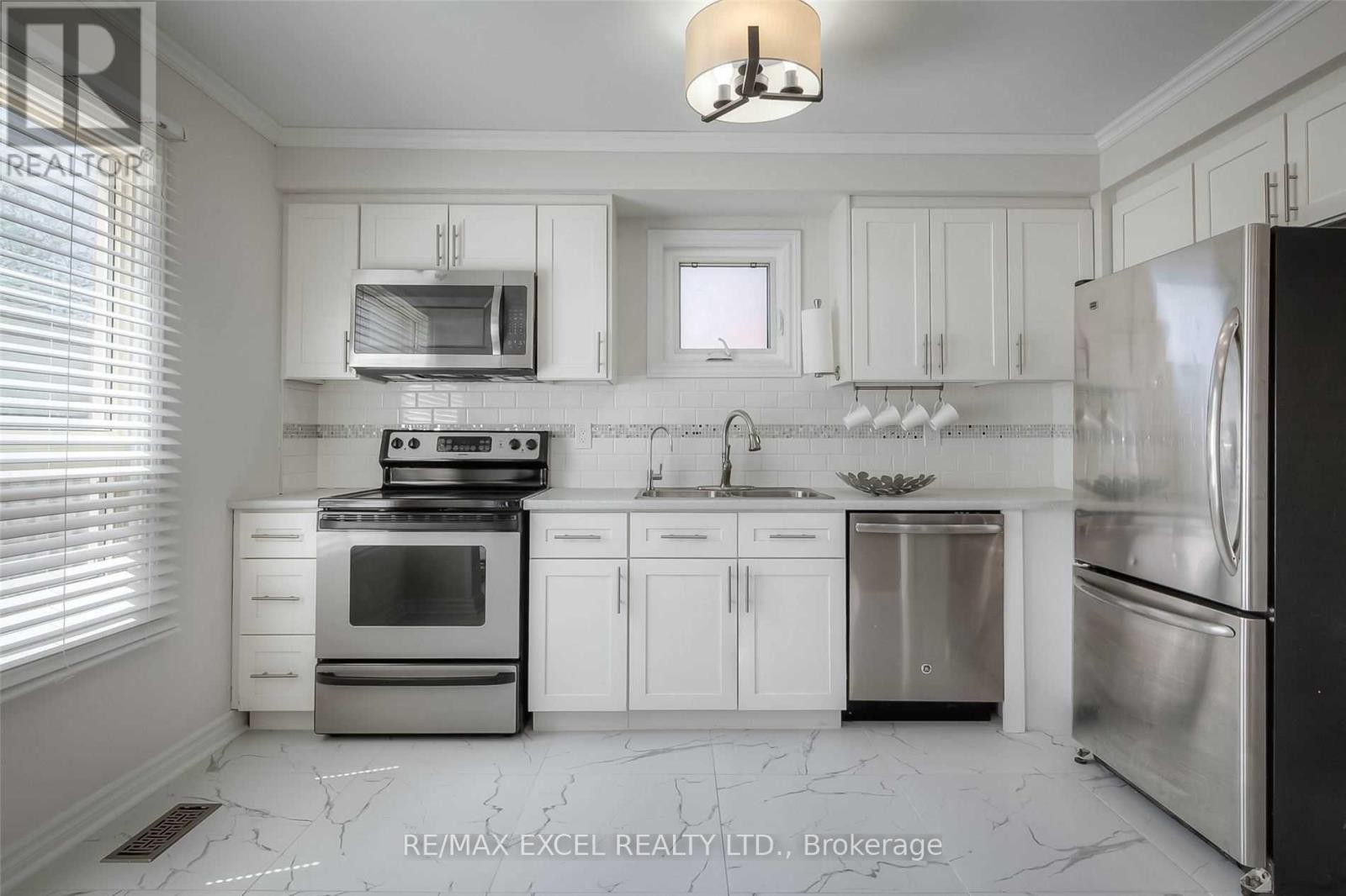 












22 WEATHERUP CRESCENT

,
Barrie (West Bayfield),




Ontario
L4N7J6

