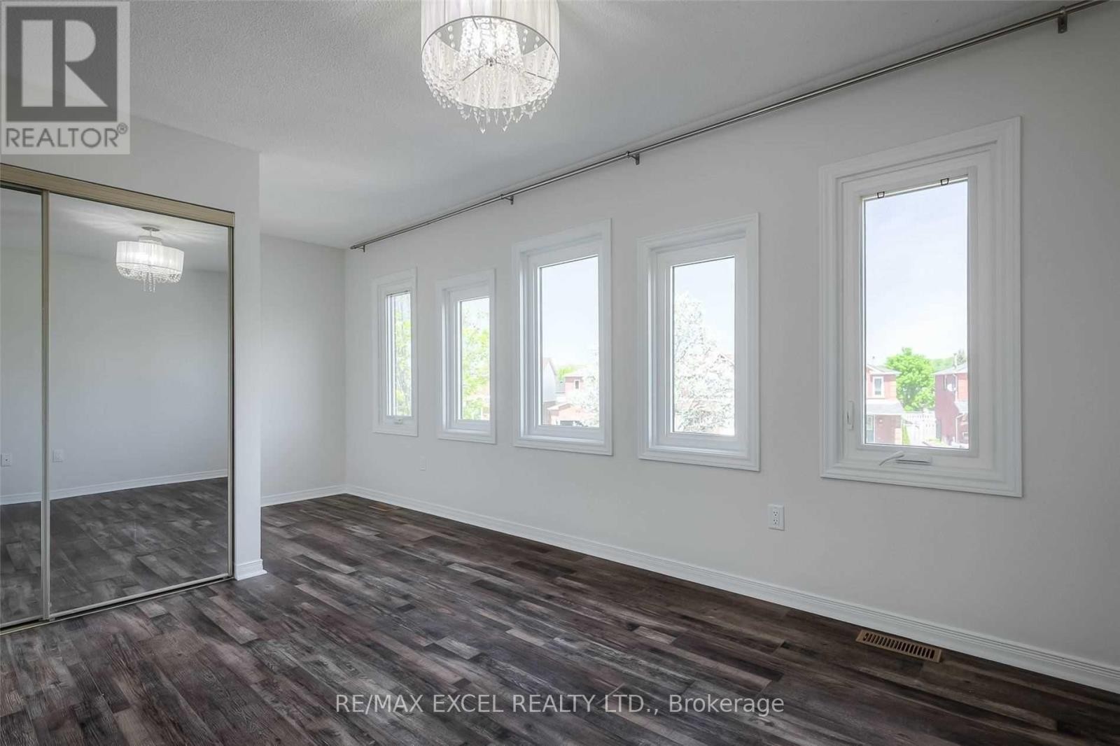












22 WEATHERUP CRESCENT

,
Barrie (West Bayfield),




Ontario
L4N7J6

