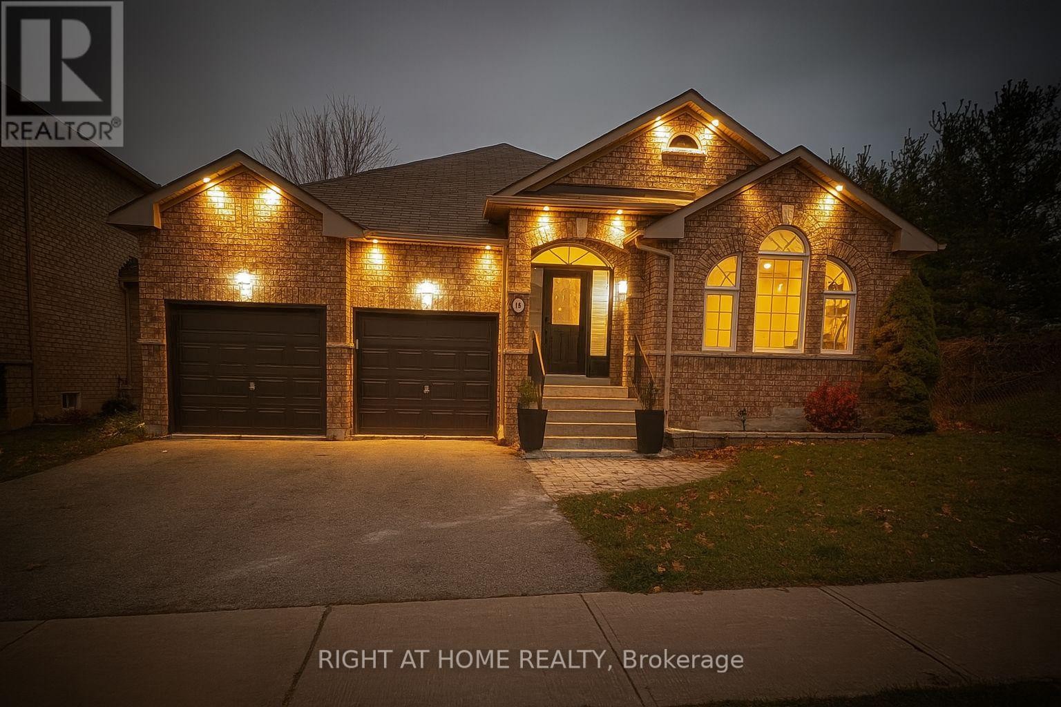 












16 IMPERIAL CROWN LANE

,
Barrie (Innis-Shore),




Ontario
L4N0T4

