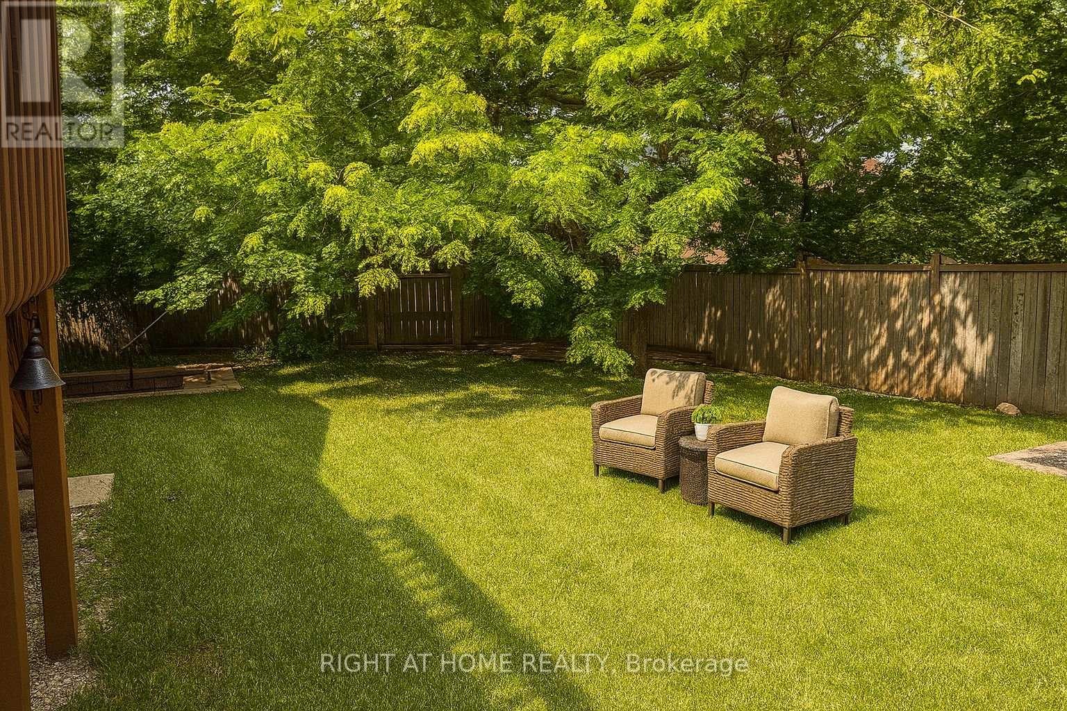 












16 IMPERIAL CROWN LANE

,
Barrie (Innis-Shore),




Ontario
L4N0T4

