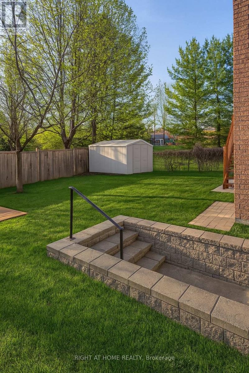 












16 IMPERIAL CROWN LANE

,
Barrie (Innis-Shore),




Ontario
L4N0T4

