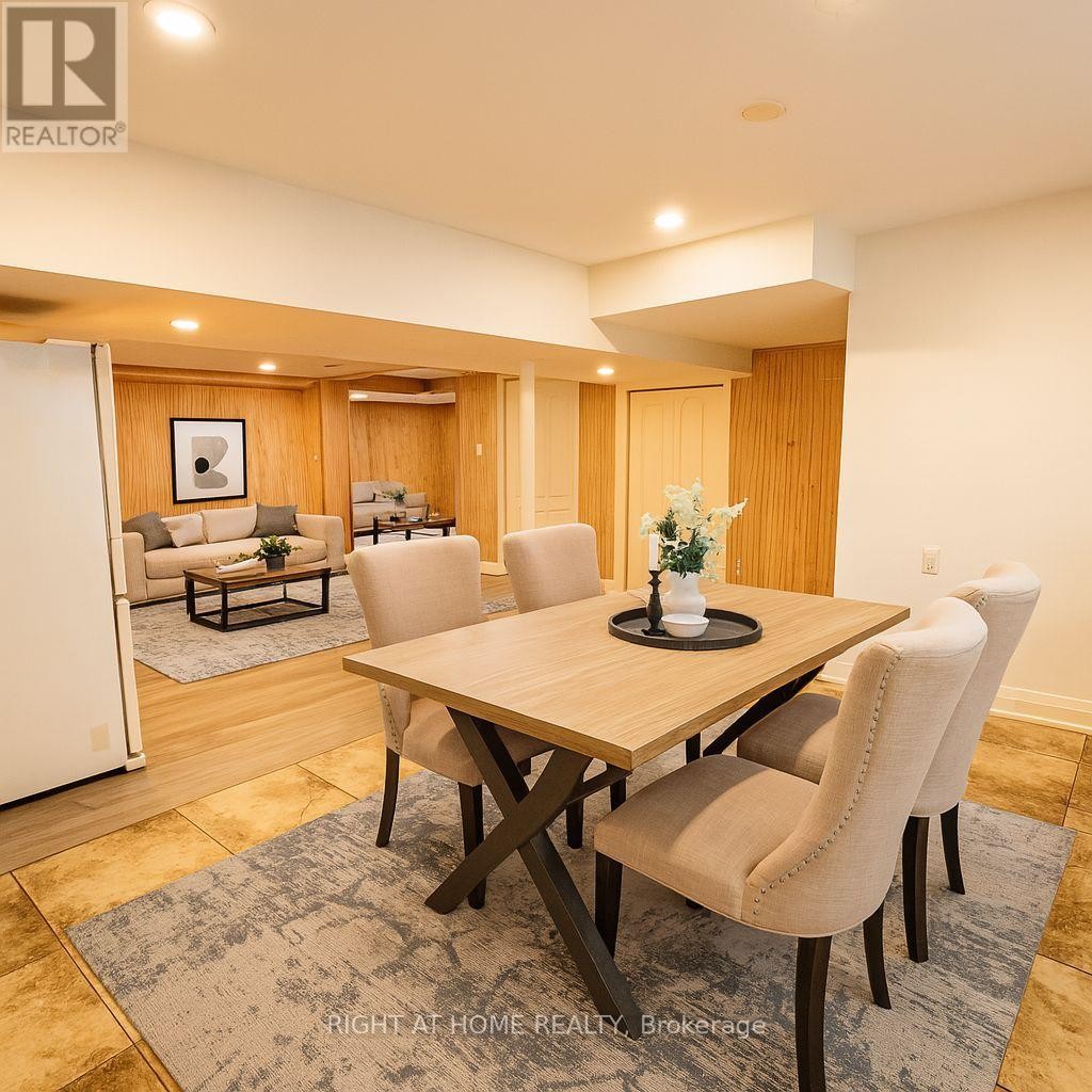 












16 IMPERIAL CROWN LANE

,
Barrie (Innis-Shore),




Ontario
L4N0T4

