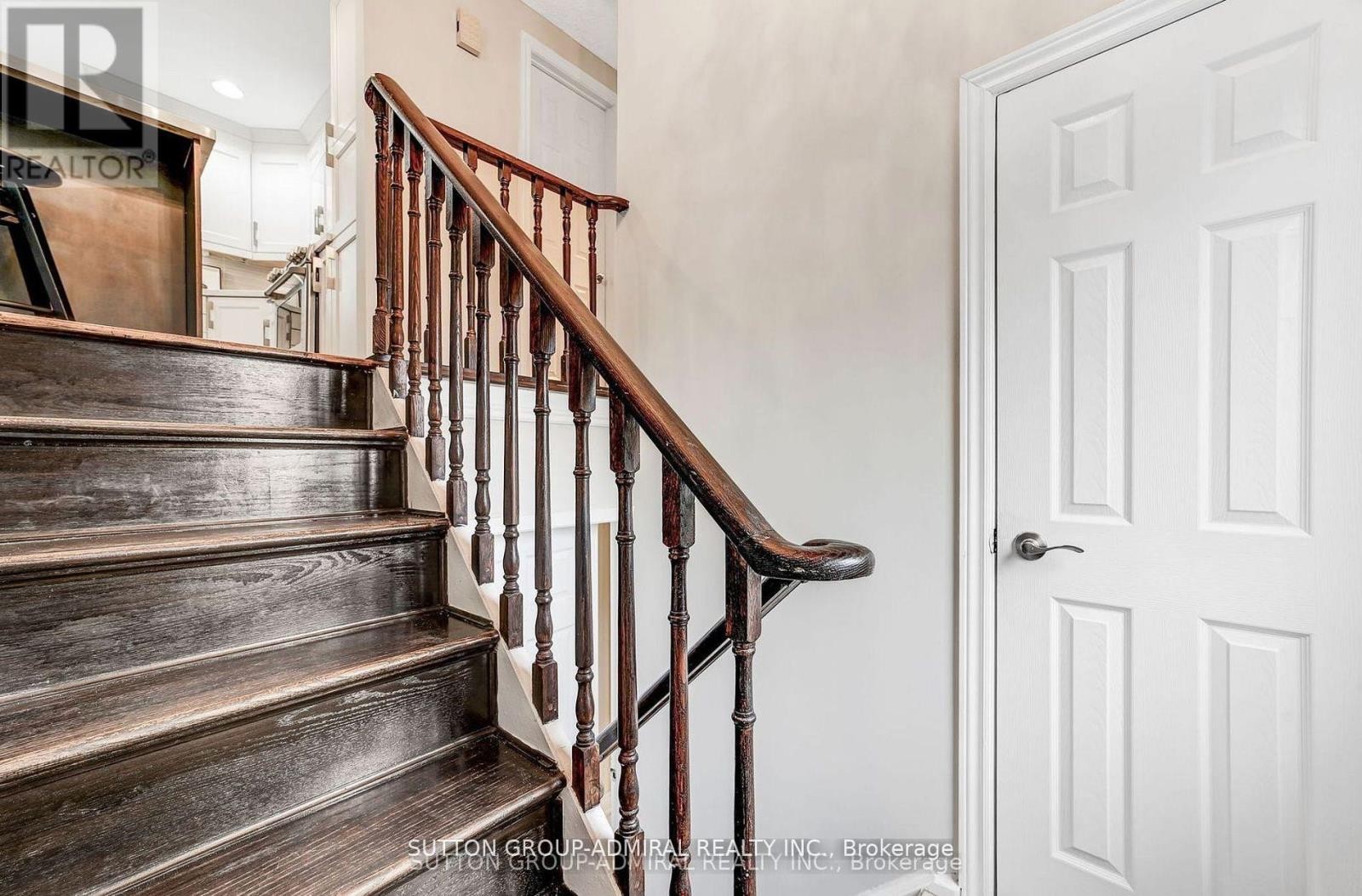 












14 CHIPPAWA (MAIN) COURT

,
Barrie (North Shore),




Ontario
L4M5N8

