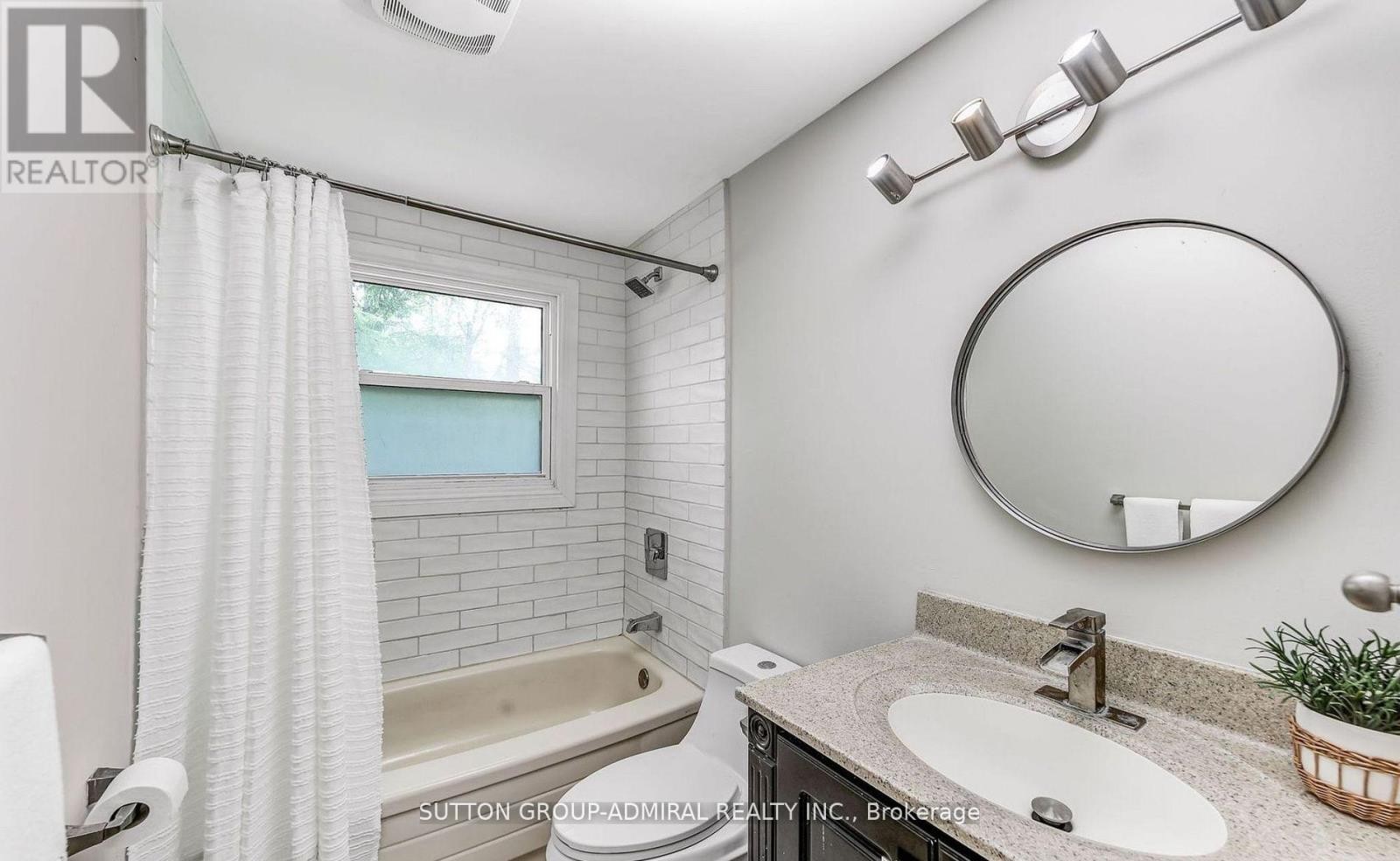 












14 CHIPPAWA (MAIN) COURT

,
Barrie (North Shore),




Ontario
L4M5N8

