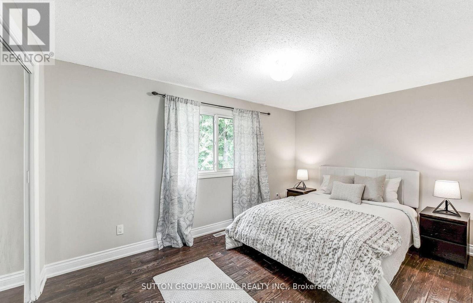 












14 CHIPPAWA (MAIN) COURT

,
Barrie (North Shore),




Ontario
L4M5N8

