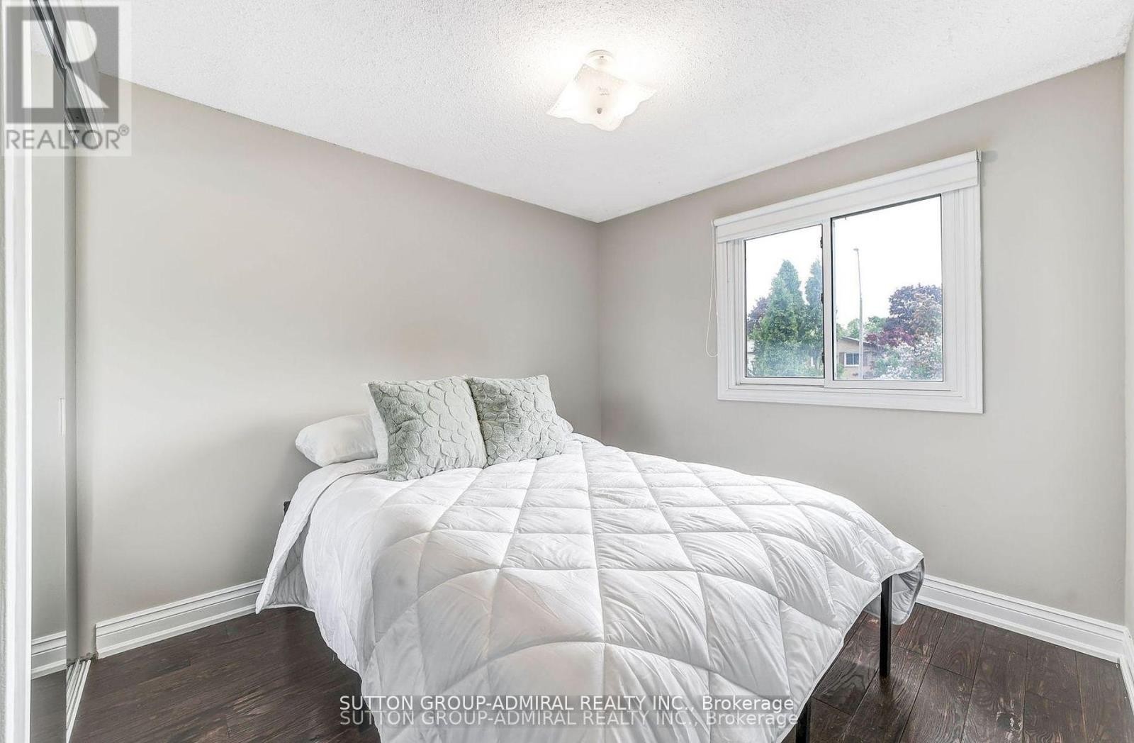 












14 CHIPPAWA (MAIN) COURT

,
Barrie (North Shore),




Ontario
L4M5N8

