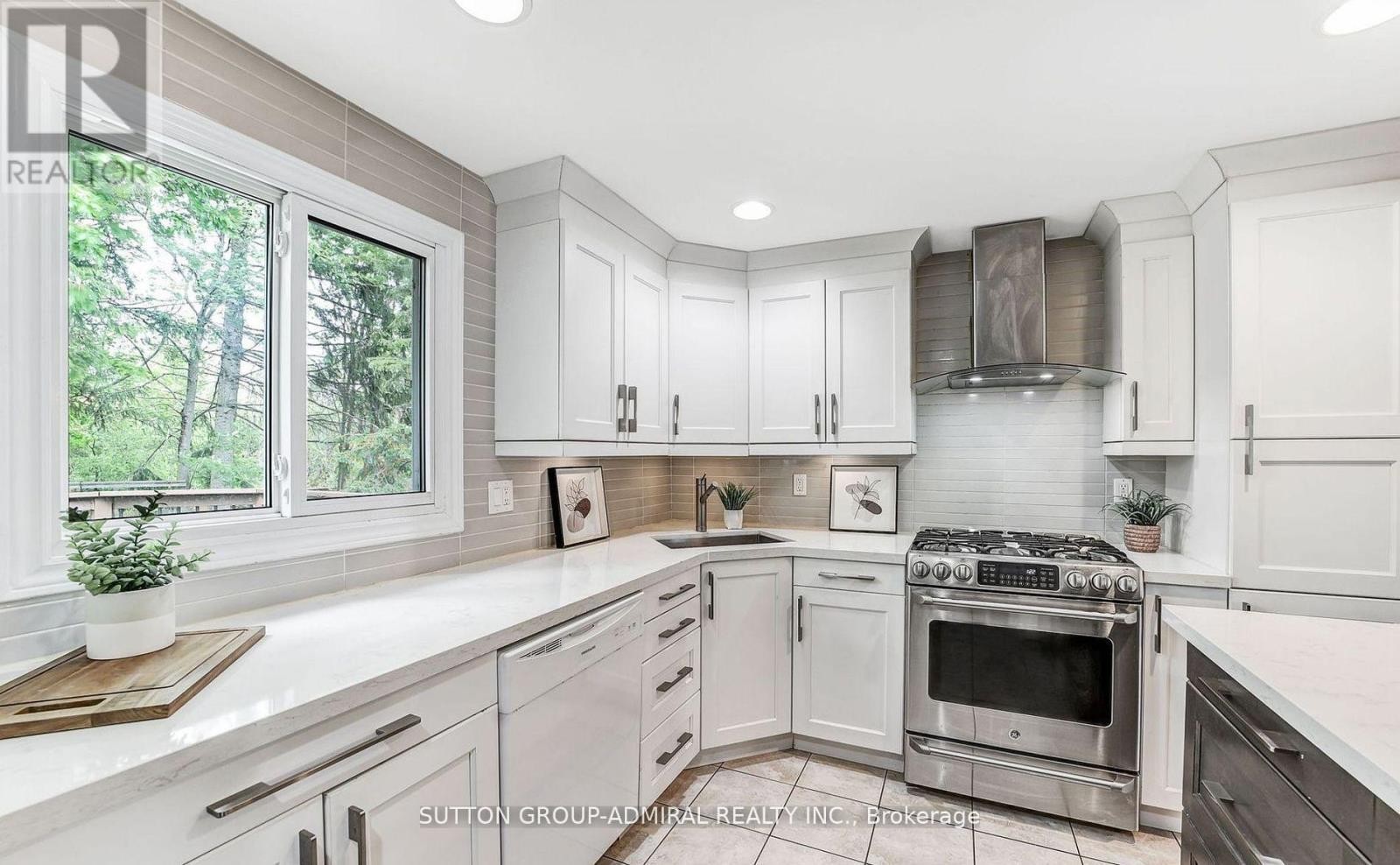












14 CHIPPAWA (MAIN) COURT

,
Barrie (North Shore),




Ontario
L4M5N8

