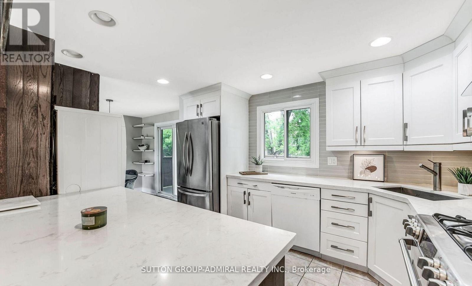 












14 CHIPPAWA (MAIN) COURT

,
Barrie (North Shore),




Ontario
L4M5N8

