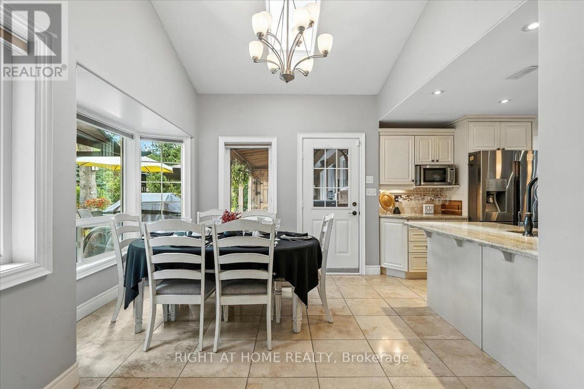 












287 EDGEHILL DRIVE

,
Barrie (Edgehill Drive),




Ontario
L4N9X5


