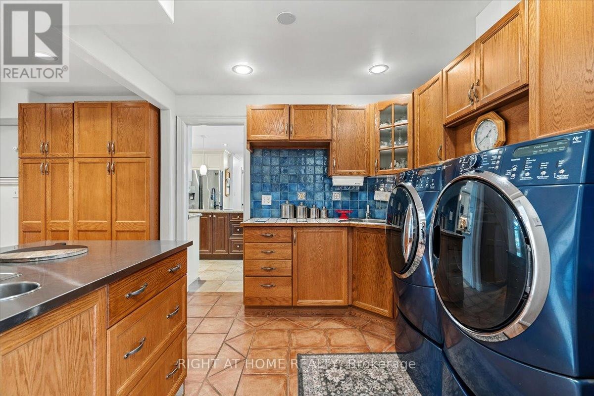 












287 EDGEHILL DRIVE

,
Barrie (Edgehill Drive),




Ontario
L4N9X5

