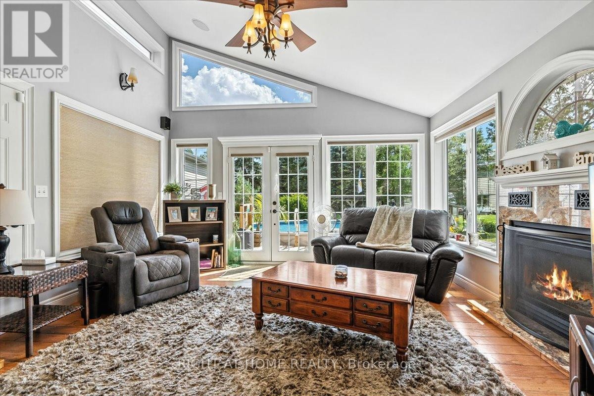 












287 EDGEHILL DRIVE

,
Barrie (Edgehill Drive),




Ontario
L4N9X5

