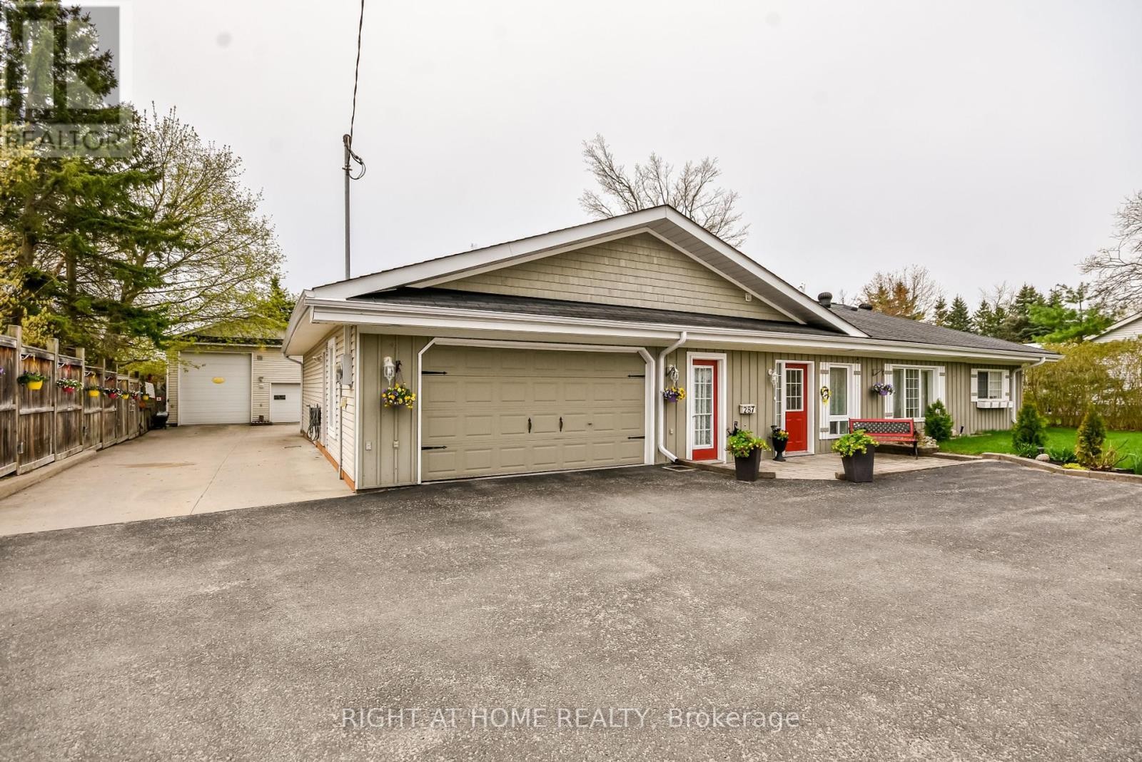 












287 EDGEHILL DRIVE

,
Barrie (Edgehill Drive),




Ontario
L4N9X5


