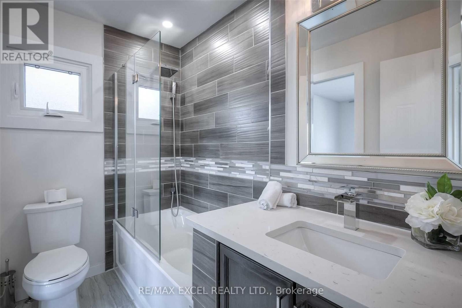 












22 WEATHERUP CRESCENT

,
Barrie (West Bayfield),




Ontario
L4N7J7

