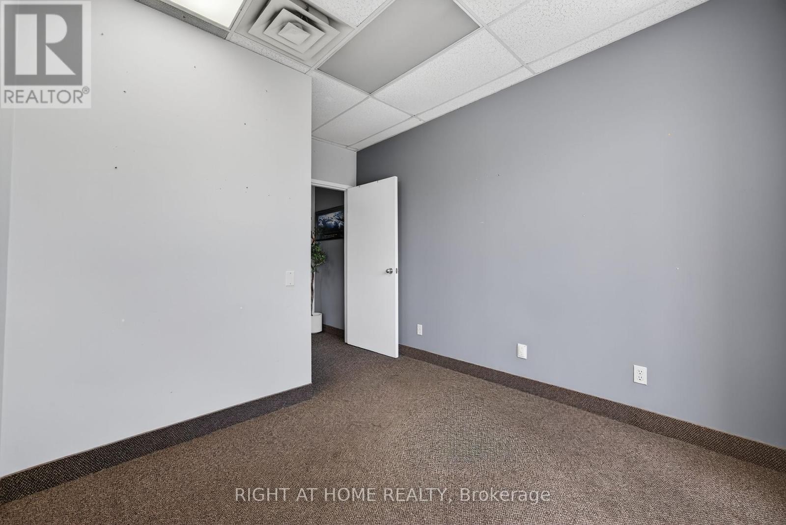 












7 - 5 BELL FARM ROAD

,
Barrie (Cundles East),




Ontario
L4M6E4

