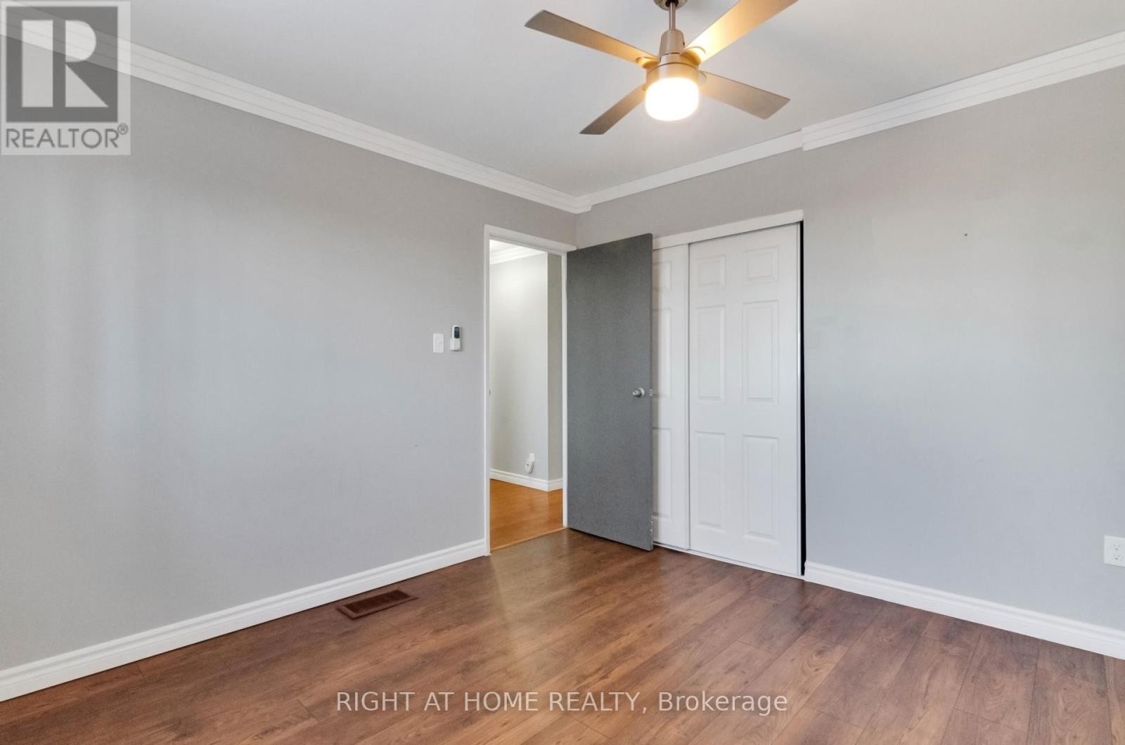 












MAINFL - 42 FARMINGDALE CRESCENT N

,
Barrie (Cundles East),




Ontario
L4M5E5

