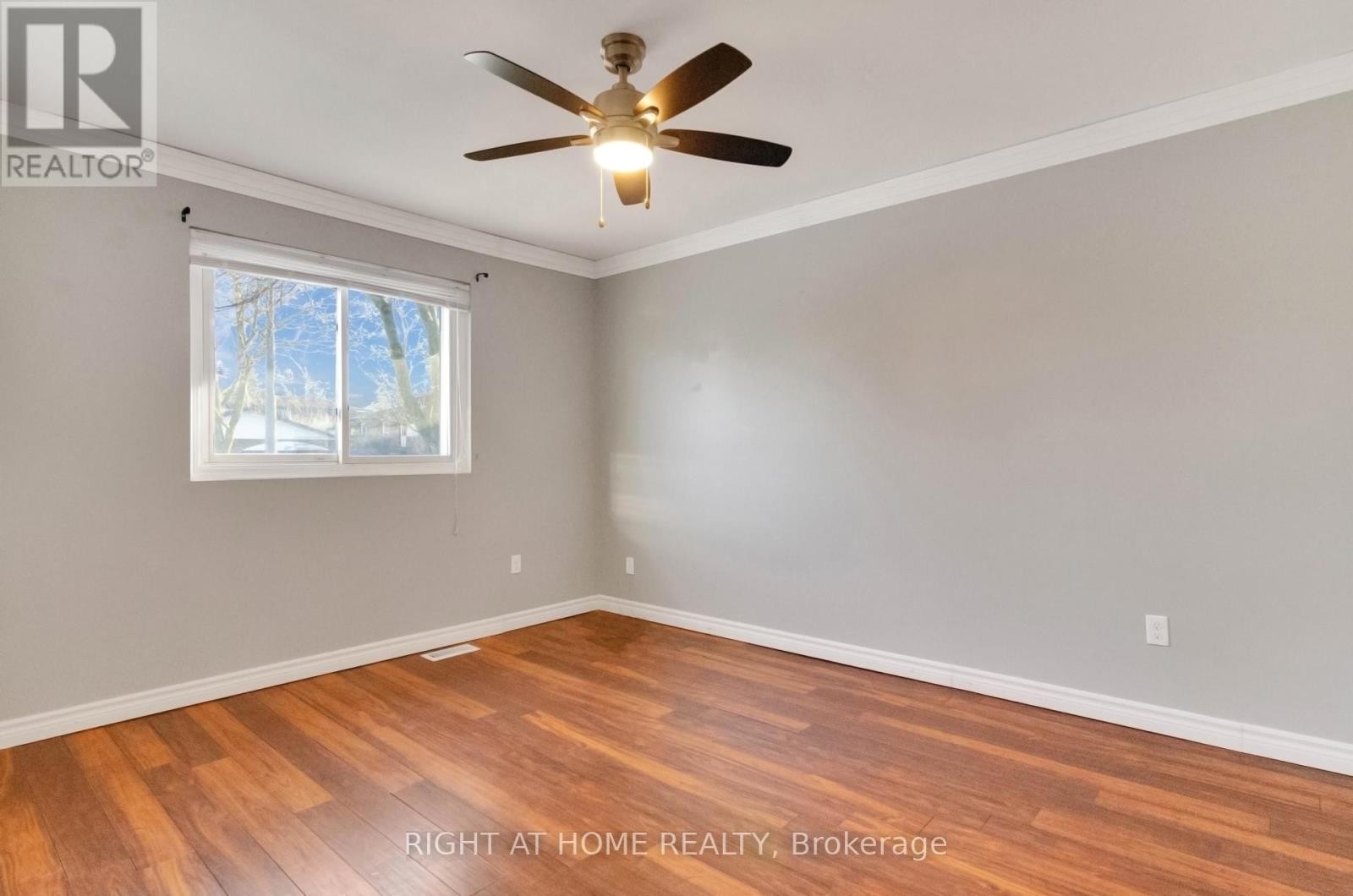 












MAINFL - 42 FARMINGDALE CRESCENT N

,
Barrie (Cundles East),




Ontario
L4M5E5

