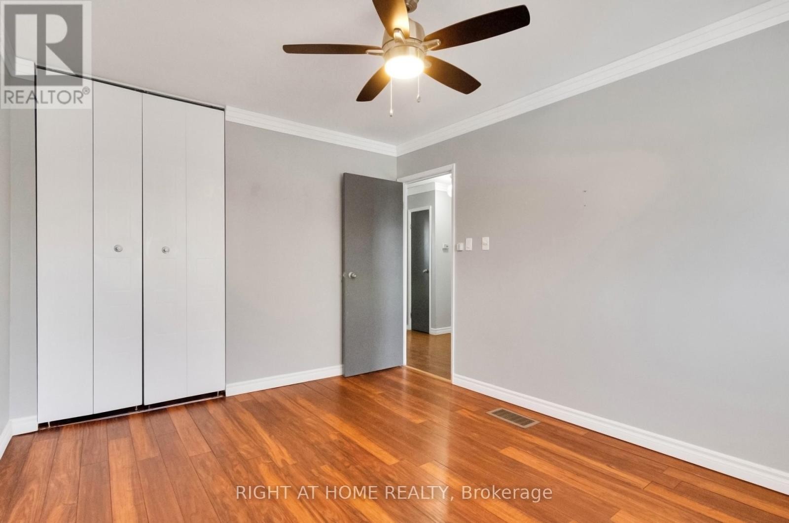 












MAINFL - 42 FARMINGDALE CRESCENT N

,
Barrie (Cundles East),




Ontario
L4M5E5

