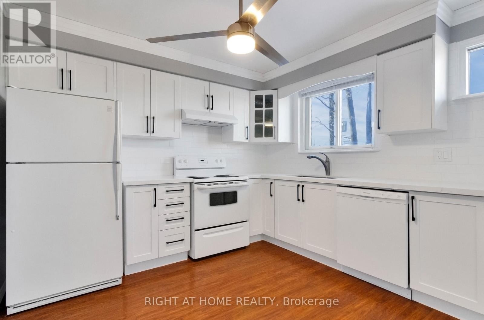 












MAINFL - 42 FARMINGDALE CRESCENT N

,
Barrie (Cundles East),




Ontario
L4M5E5


