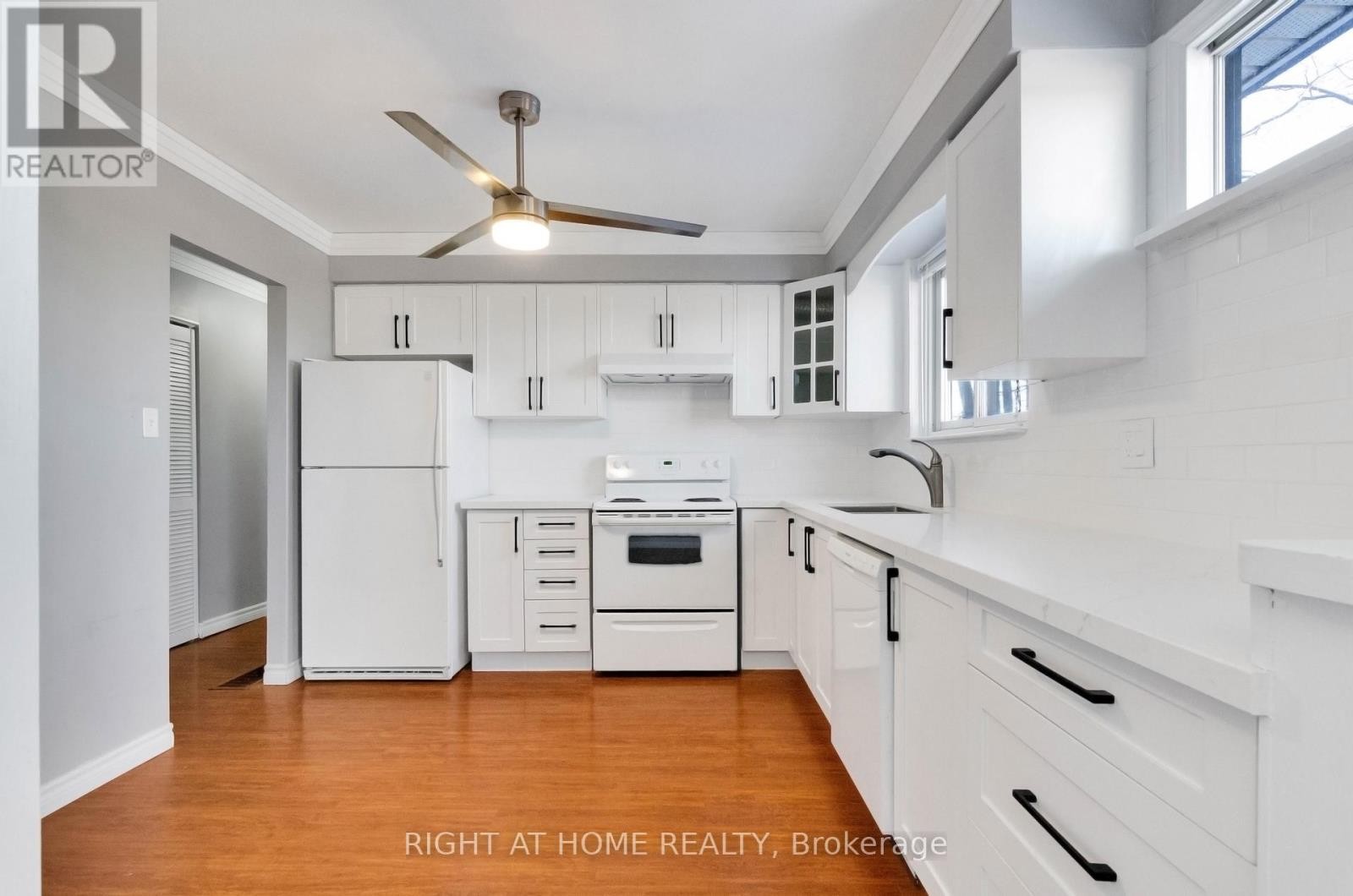 












MAINFL - 42 FARMINGDALE CRESCENT N

,
Barrie (Cundles East),




Ontario
L4M5E5

