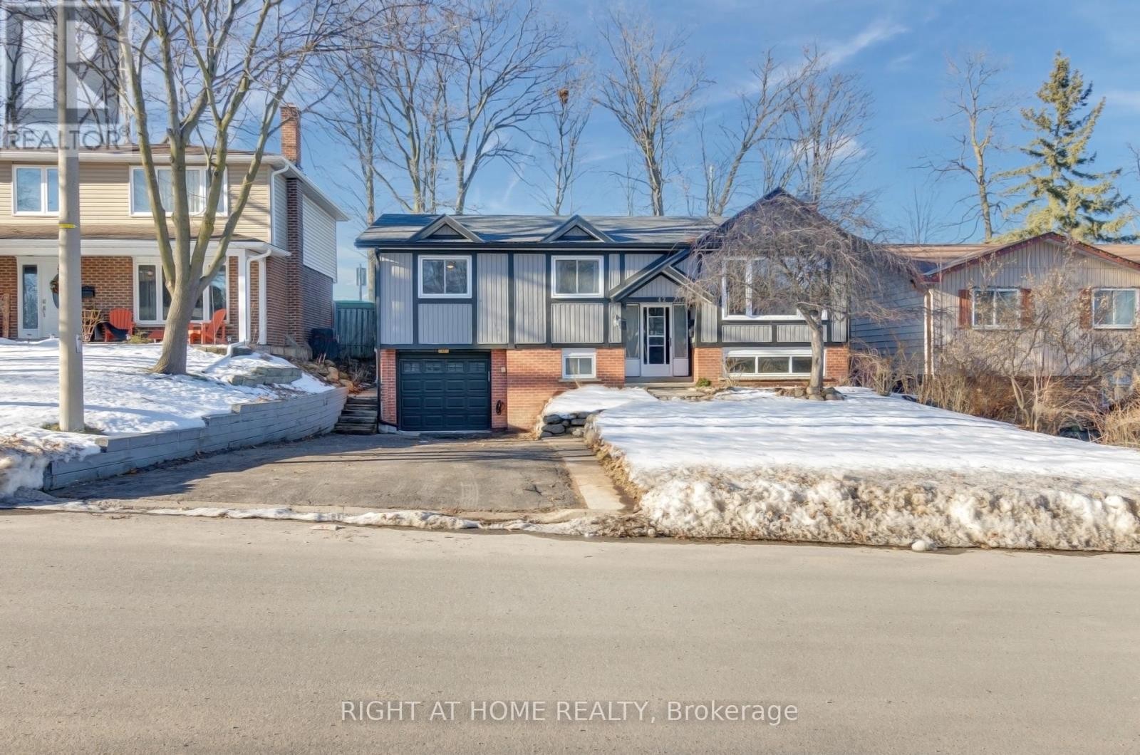 












MAINFL - 42 FARMINGDALE CRESCENT N

,
Barrie (Cundles East),




Ontario
L4M5E5

