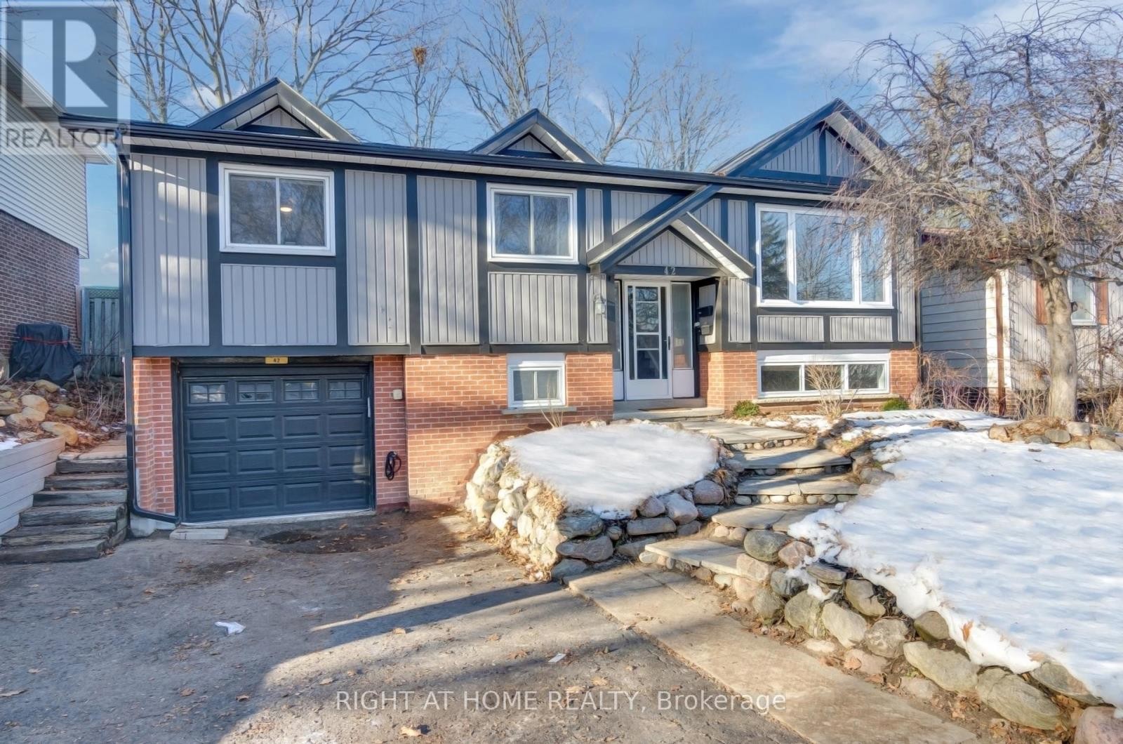 












MAINFL - 42 FARMINGDALE CRESCENT N

,
Barrie (Cundles East),




Ontario
L4M5E5

