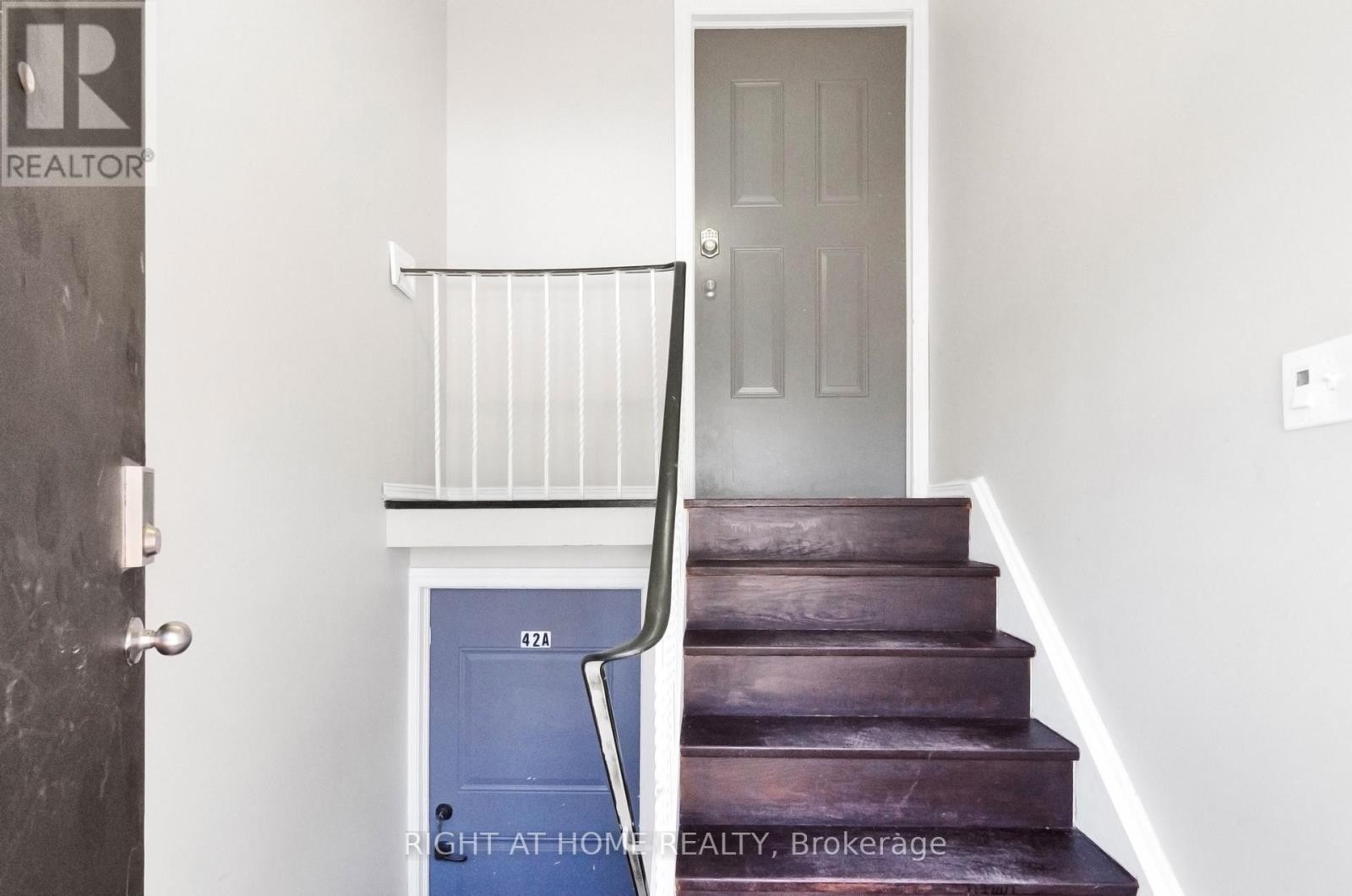 












MAINFL - 42 FARMINGDALE CRESCENT N

,
Barrie (Cundles East),




Ontario
L4M5E5

