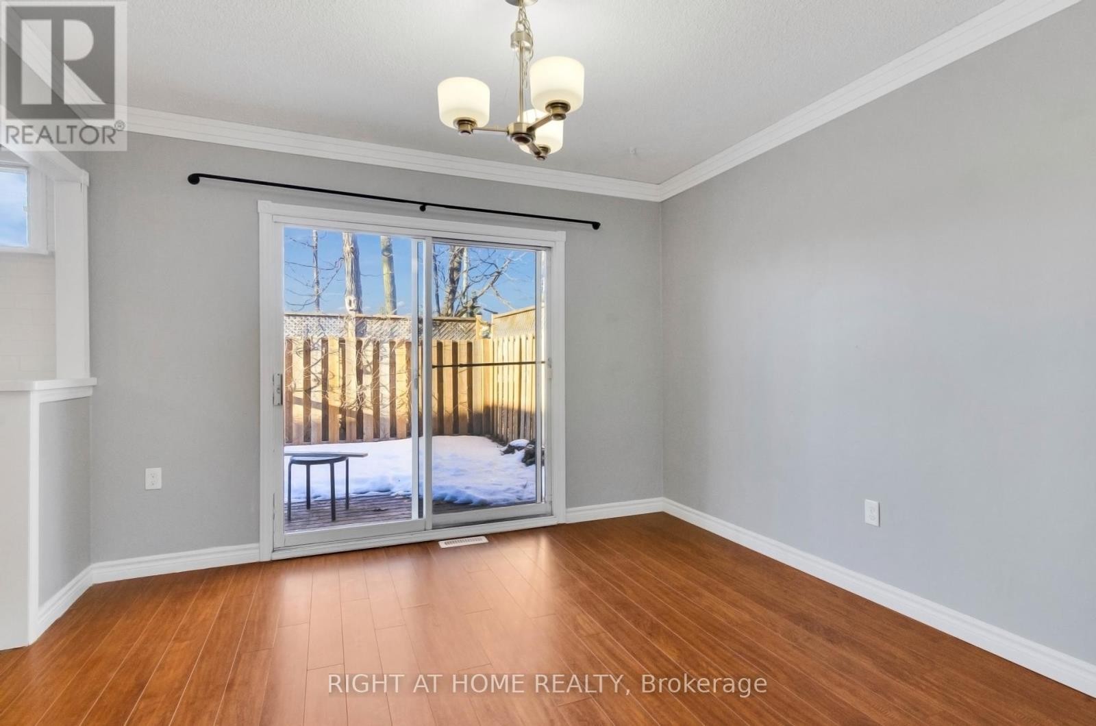 












MAINFL - 42 FARMINGDALE CRESCENT N

,
Barrie (Cundles East),




Ontario
L4M5E5


