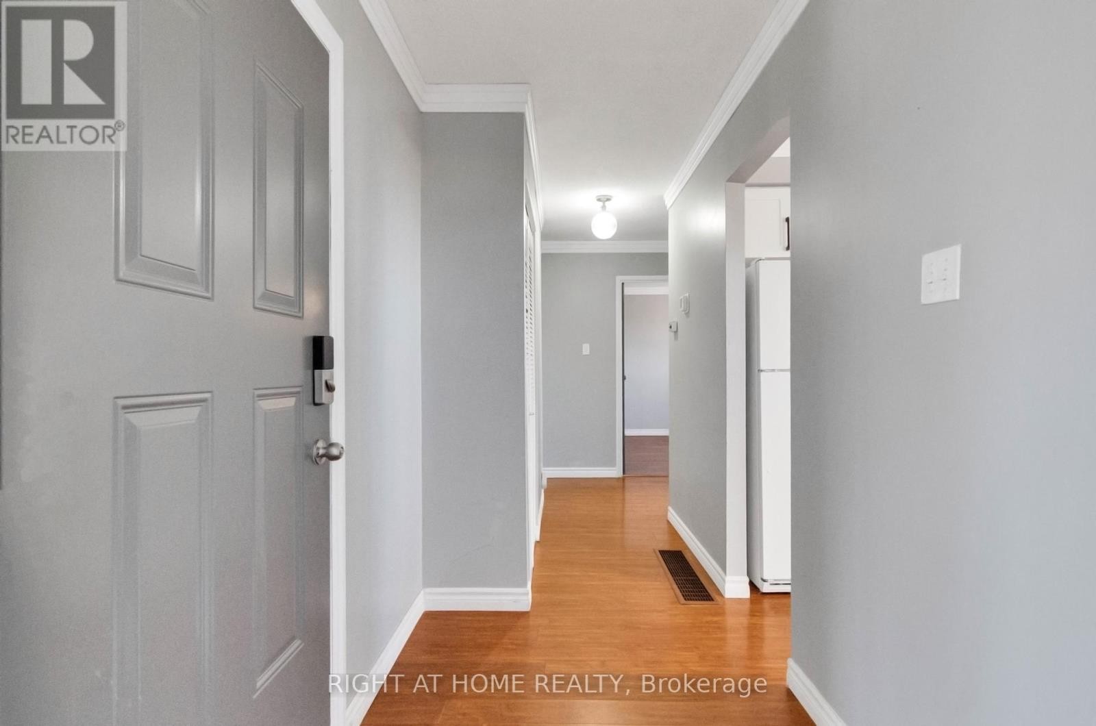 












MAINFL - 42 FARMINGDALE CRESCENT N

,
Barrie (Cundles East),




Ontario
L4M5E5

