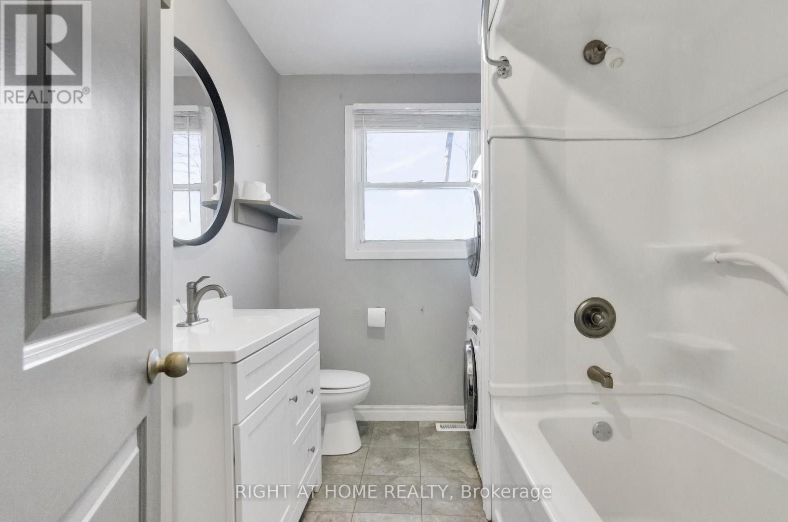












MAINFL - 42 FARMINGDALE CRESCENT N

,
Barrie (Cundles East),




Ontario
L4M5E5

