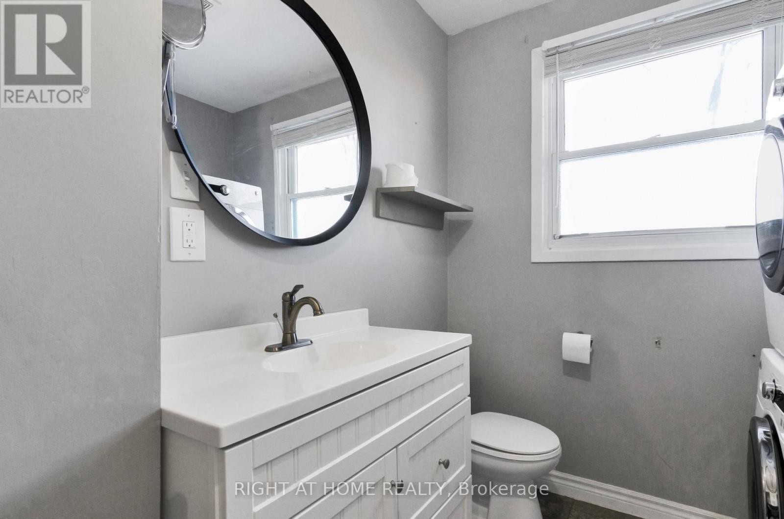 












MAINFL - 42 FARMINGDALE CRESCENT N

,
Barrie (Cundles East),




Ontario
L4M5E5

