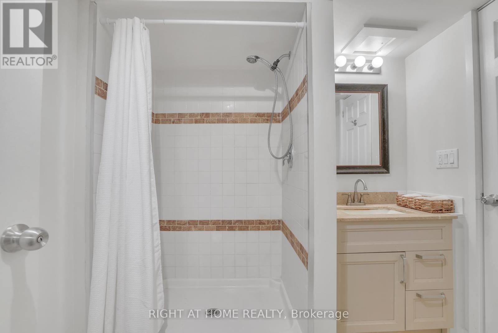 












192 EDGEHILL (LOWER) DRIVE

,
Barrie (Letitia Heights),




Ontario
L4N1M1

