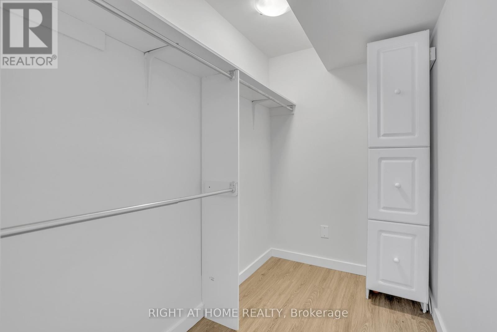 












192 EDGEHILL (LOWER) DRIVE

,
Barrie (Letitia Heights),




Ontario
L4N1M1

