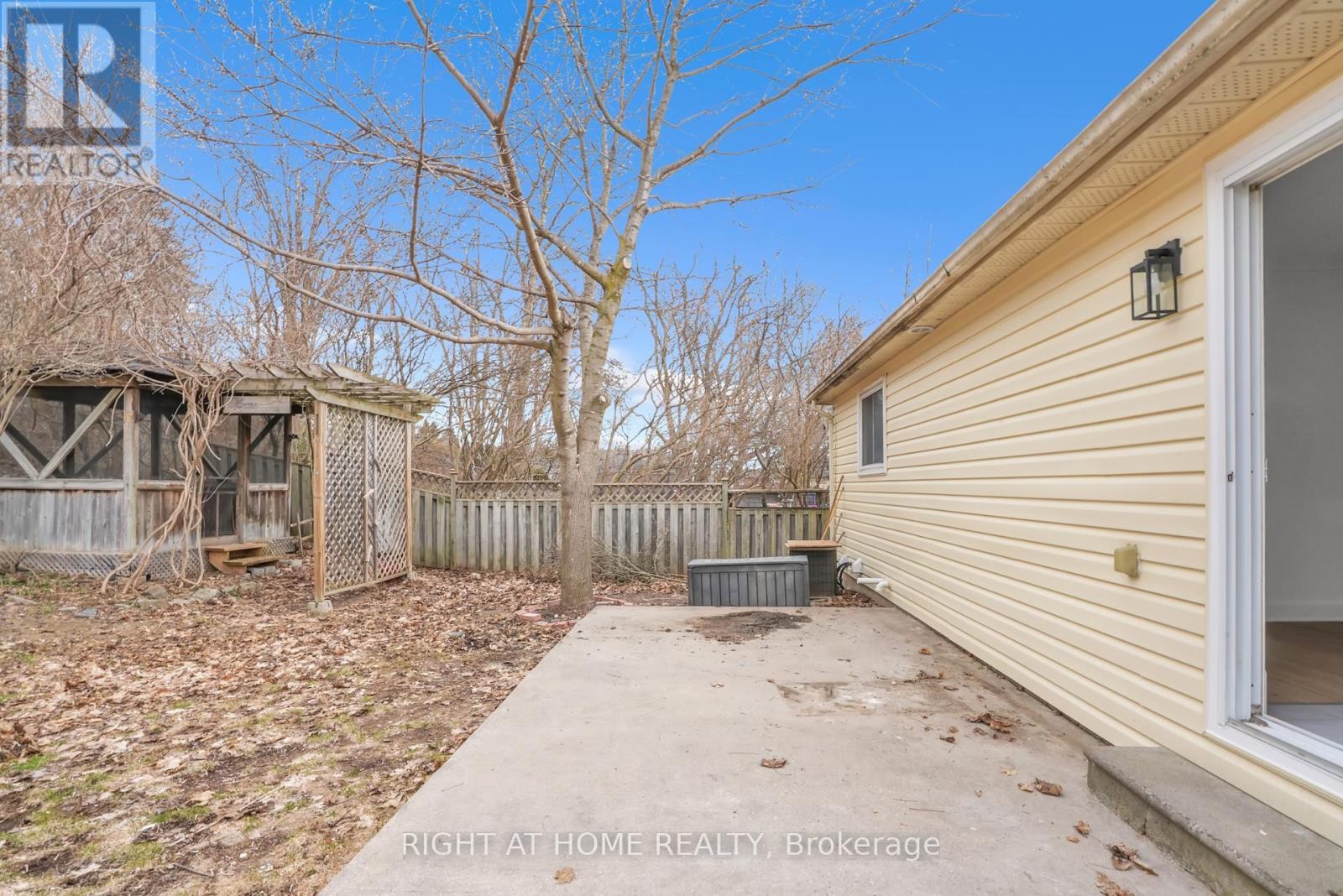 












192 EDGEHILL (LOWER) DRIVE

,
Barrie (Letitia Heights),




Ontario
L4N1M1

