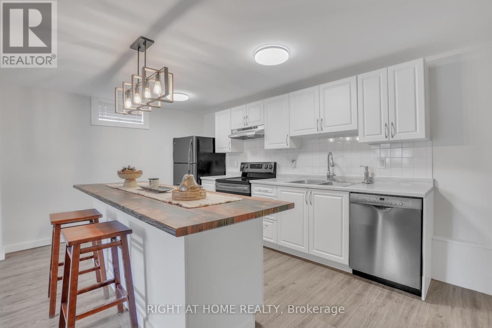 












192 EDGEHILL (LOWER) DRIVE

,
Barrie (Letitia Heights),




Ontario
L4N1M1

