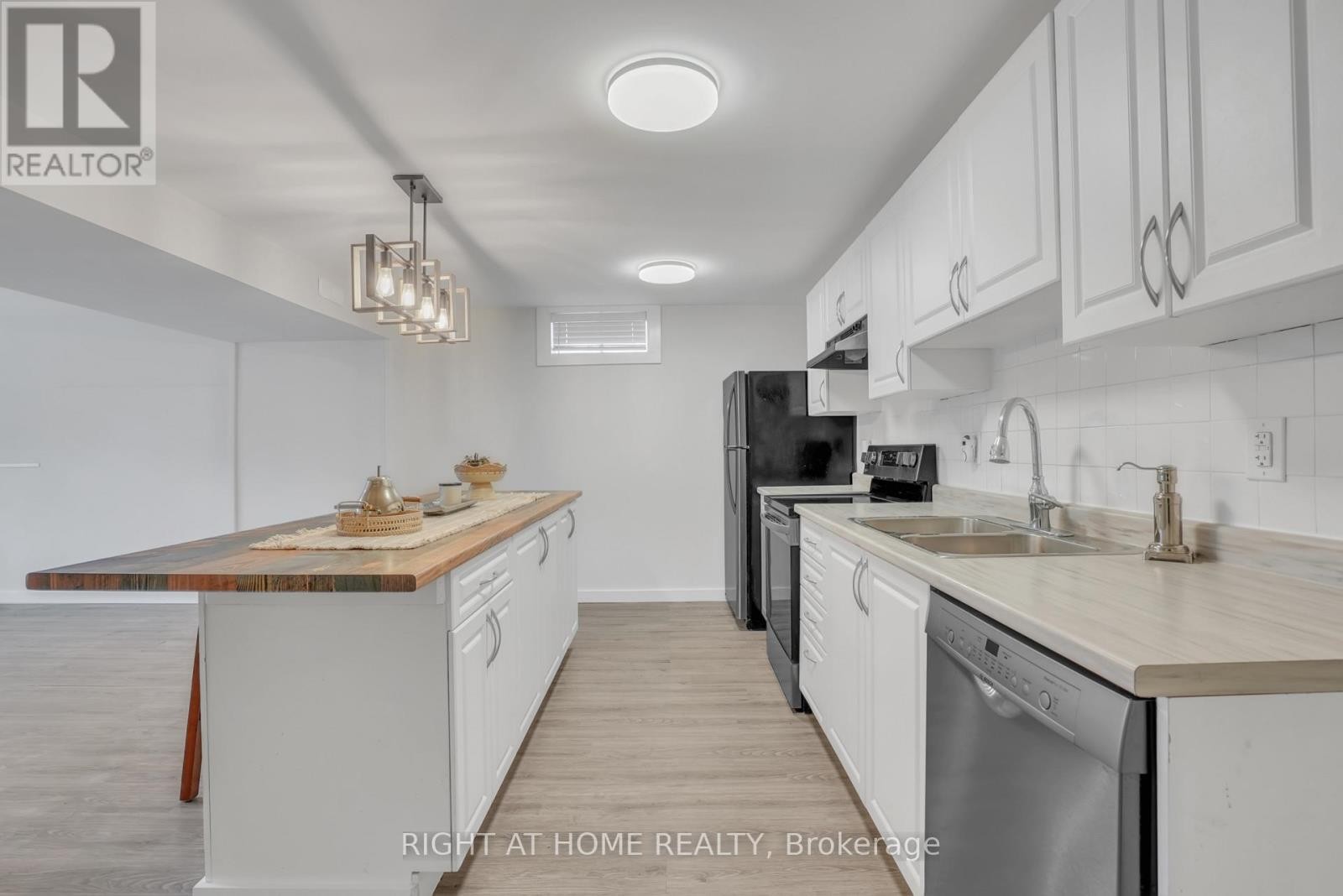 












192 EDGEHILL (LOWER) DRIVE

,
Barrie (Letitia Heights),




Ontario
L4N1M1


