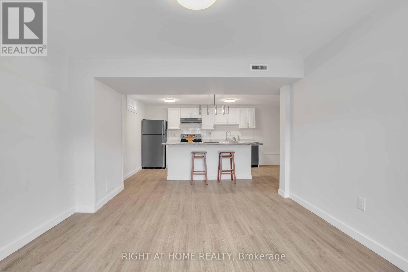 












192 EDGEHILL (LOWER) DRIVE

,
Barrie (Letitia Heights),




Ontario
L4N1M1

