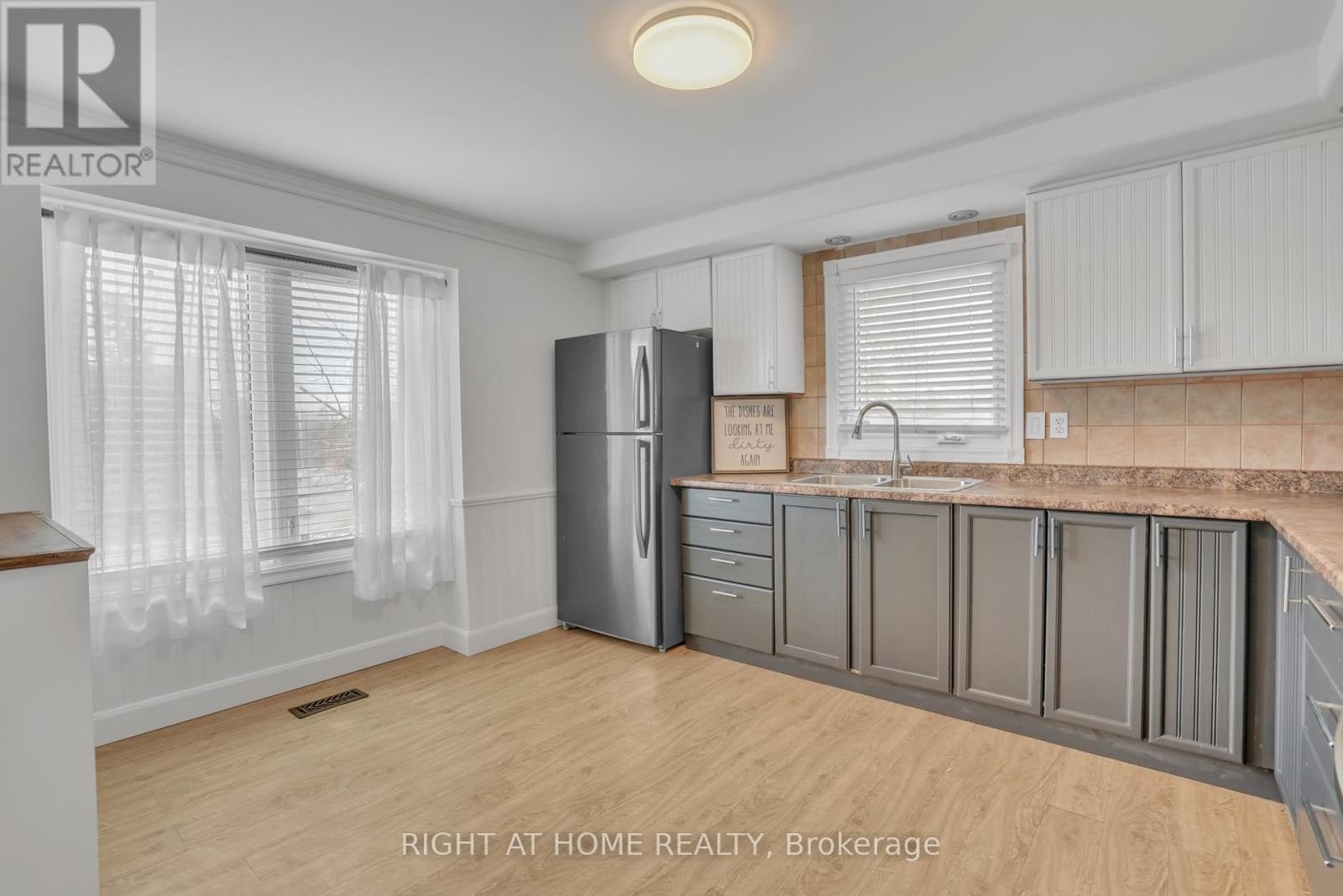 












192 EDGEHILL (UPPER) DRIVE

,
Barrie (Letitia Heights),




Ontario
L4N1M1

