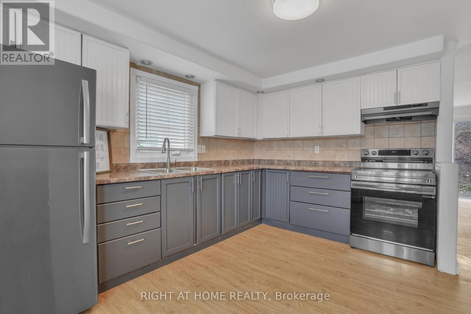 












192 EDGEHILL (UPPER) DRIVE

,
Barrie (Letitia Heights),




Ontario
L4N1M1

