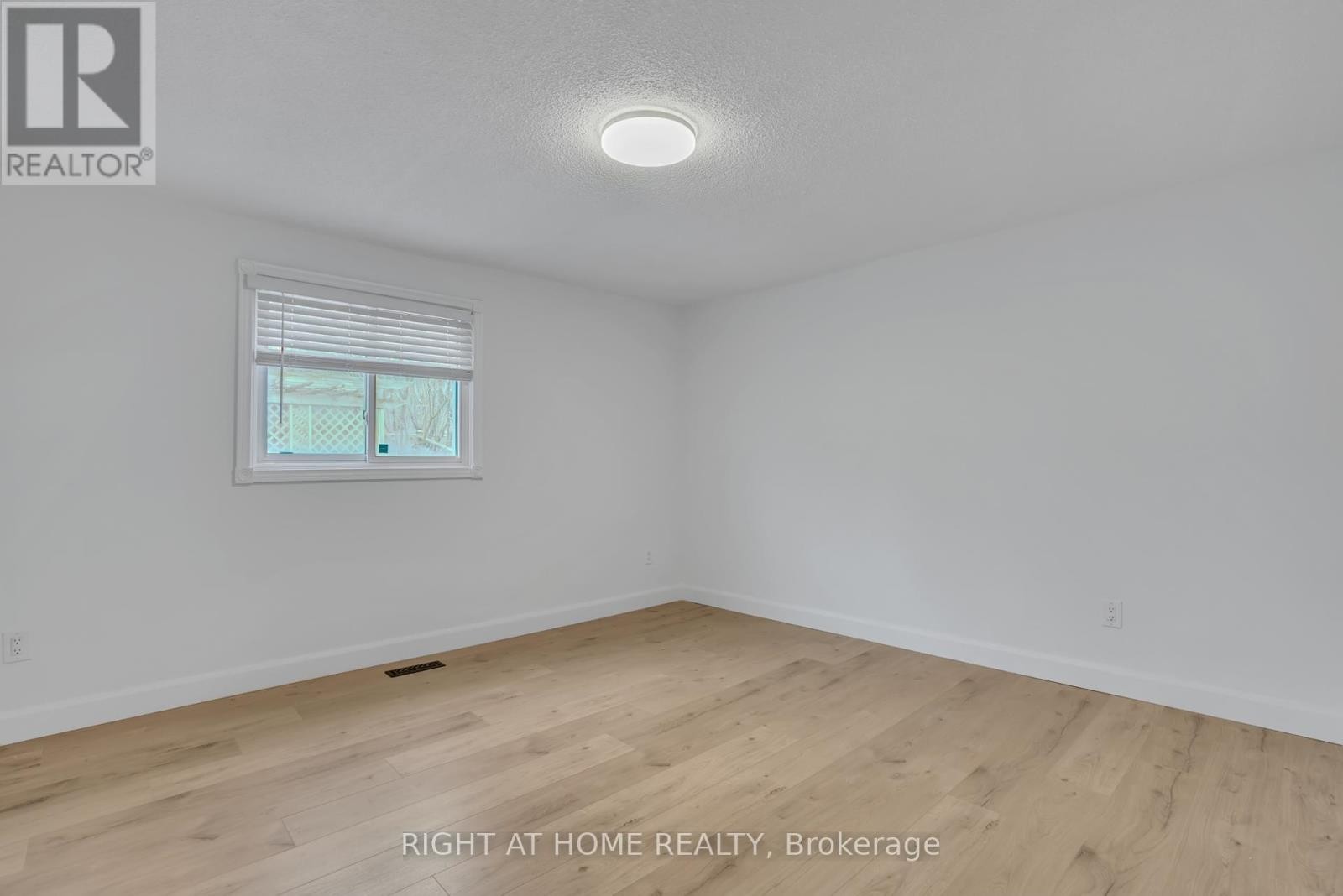 












192 EDGEHILL (UPPER) DRIVE

,
Barrie (Letitia Heights),




Ontario
L4N1M1

