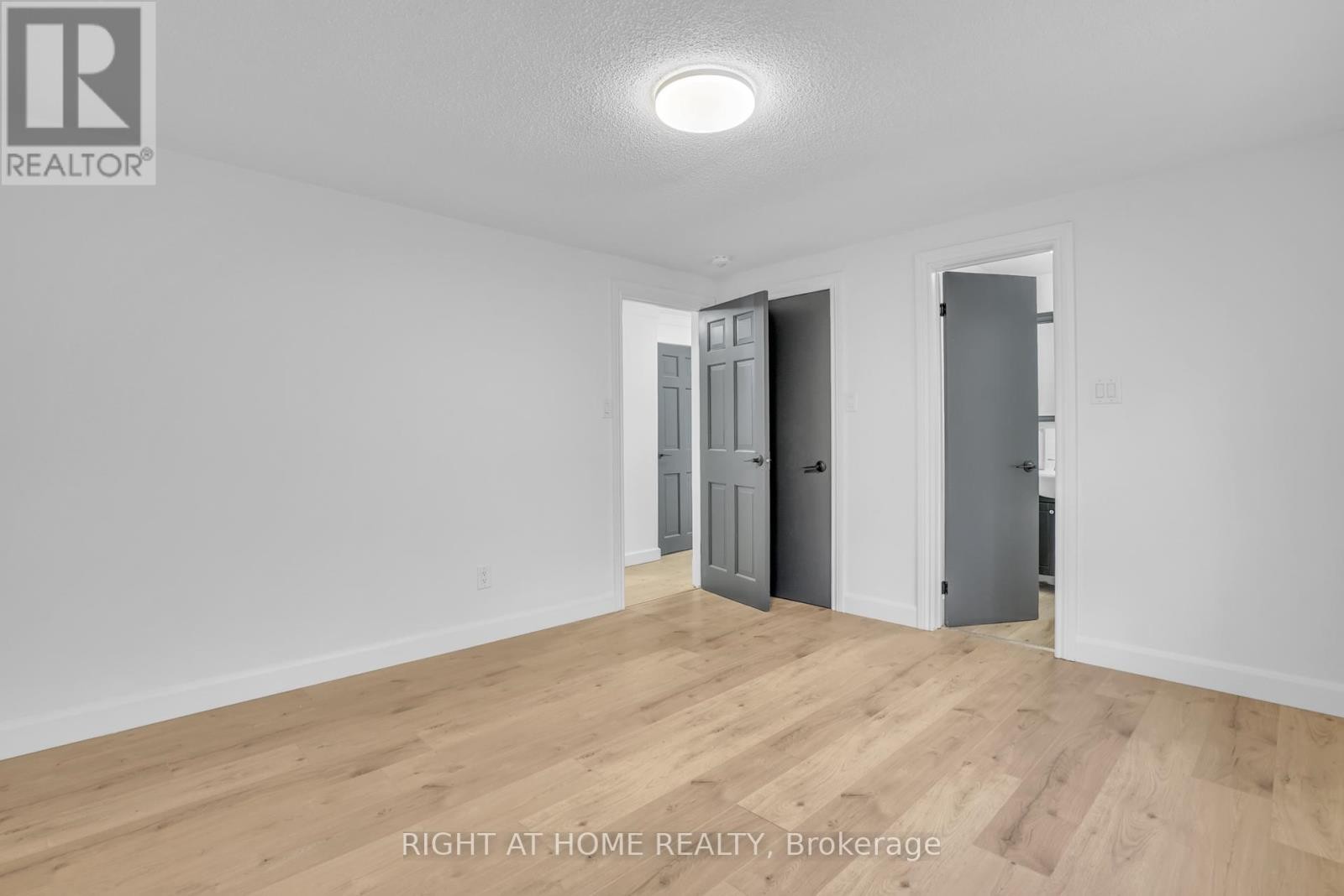 












192 EDGEHILL (UPPER) DRIVE

,
Barrie (Letitia Heights),




Ontario
L4N1M1

