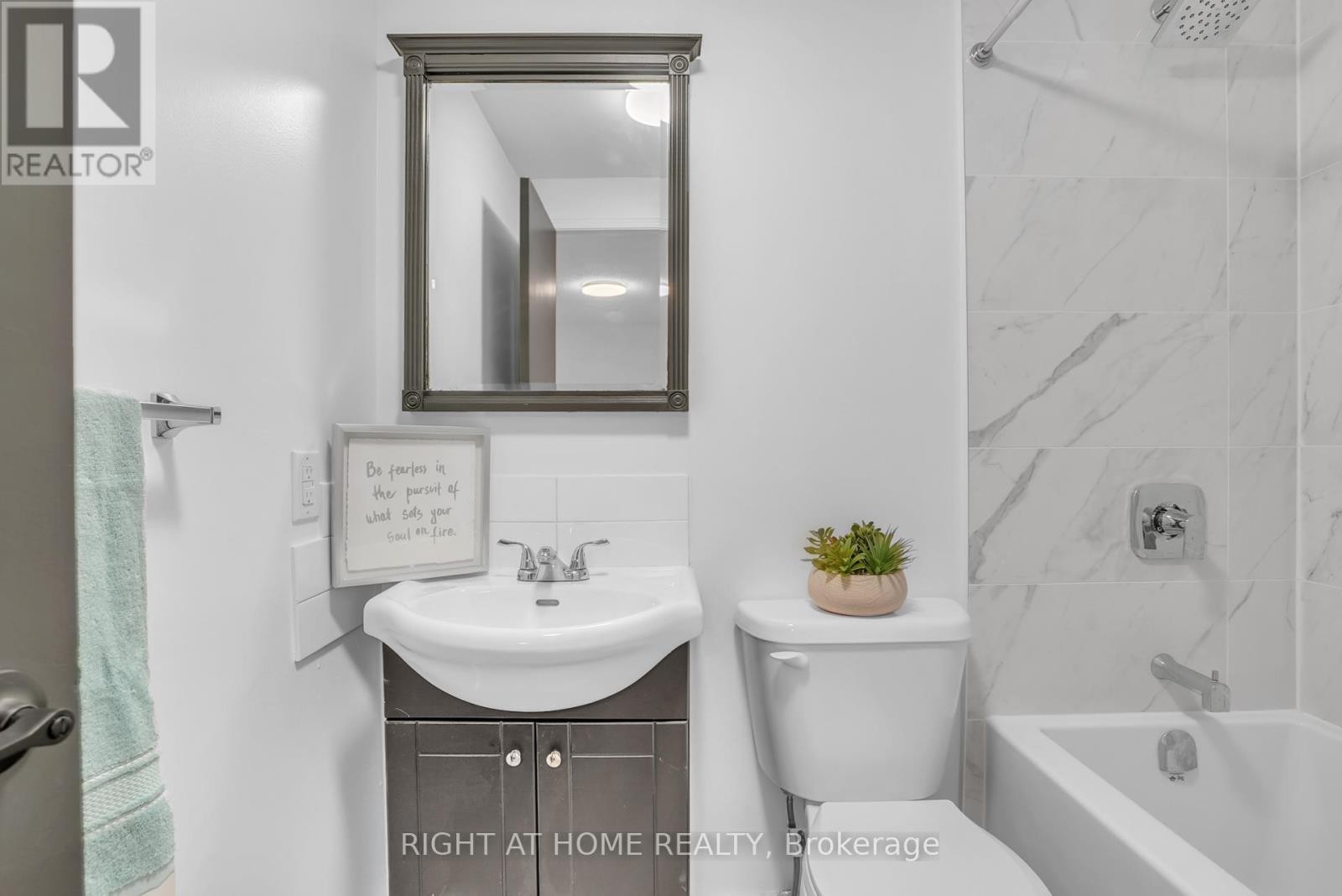 












192 EDGEHILL (UPPER) DRIVE

,
Barrie (Letitia Heights),




Ontario
L4N1M1

