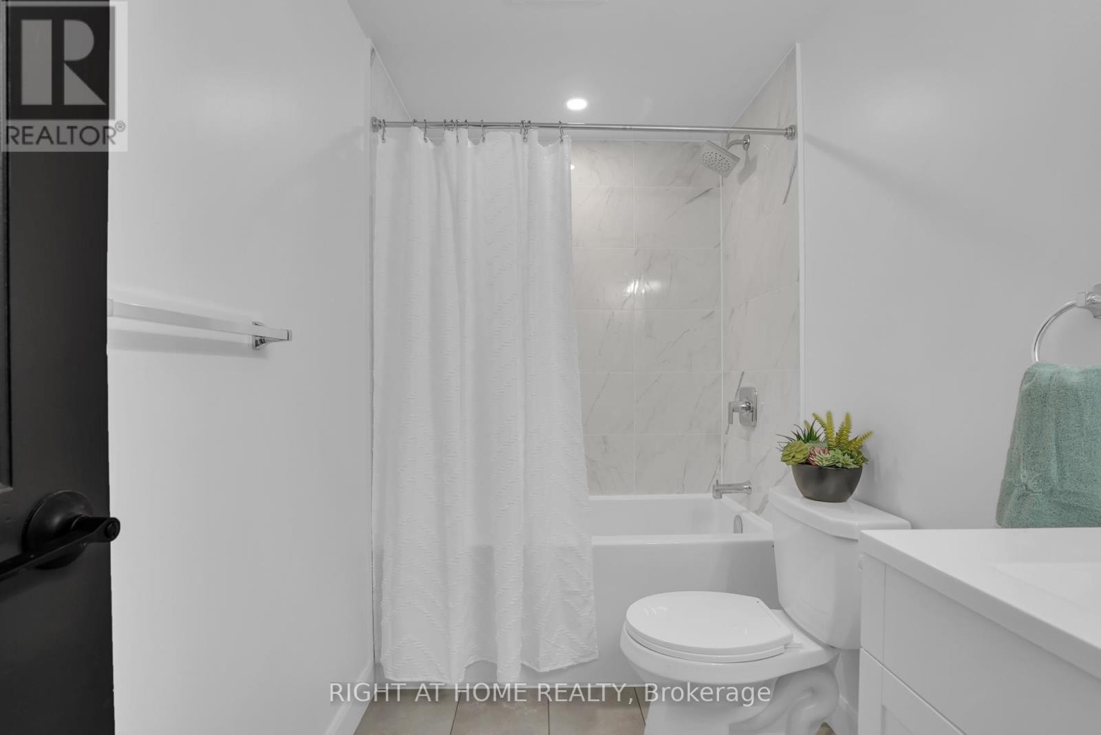 












192 EDGEHILL (UPPER) DRIVE

,
Barrie (Letitia Heights),




Ontario
L4N1M1


