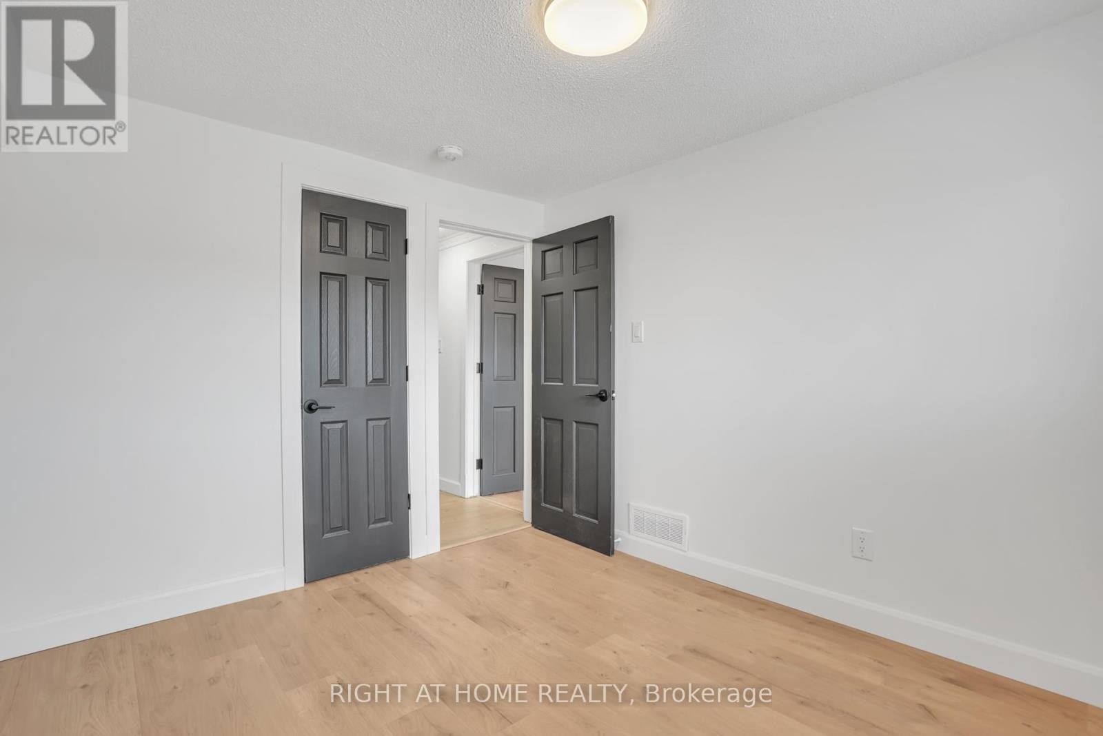 












192 EDGEHILL (UPPER) DRIVE

,
Barrie (Letitia Heights),




Ontario
L4N1M1

