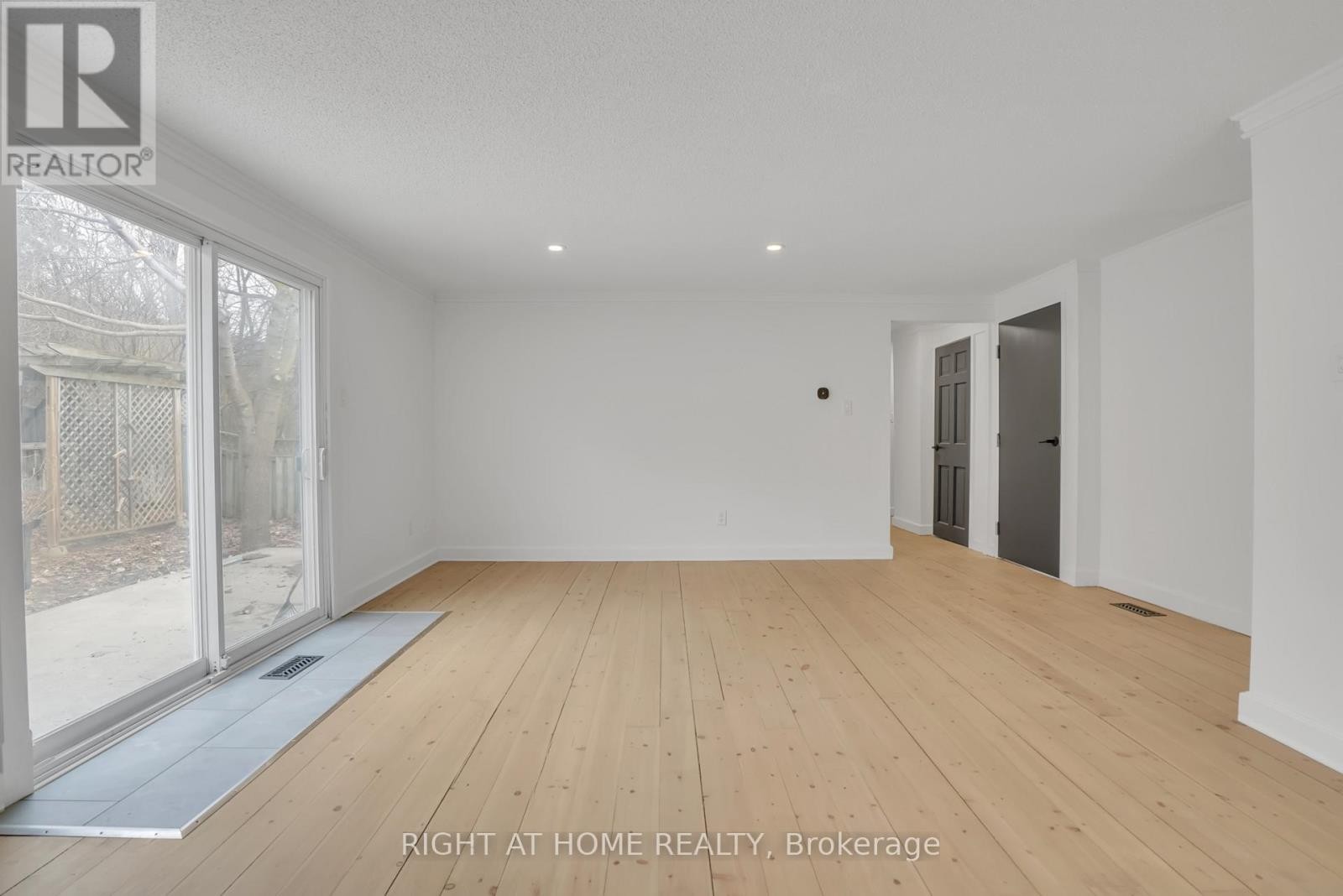 












192 EDGEHILL (UPPER) DRIVE

,
Barrie (Letitia Heights),




Ontario
L4N1M1

