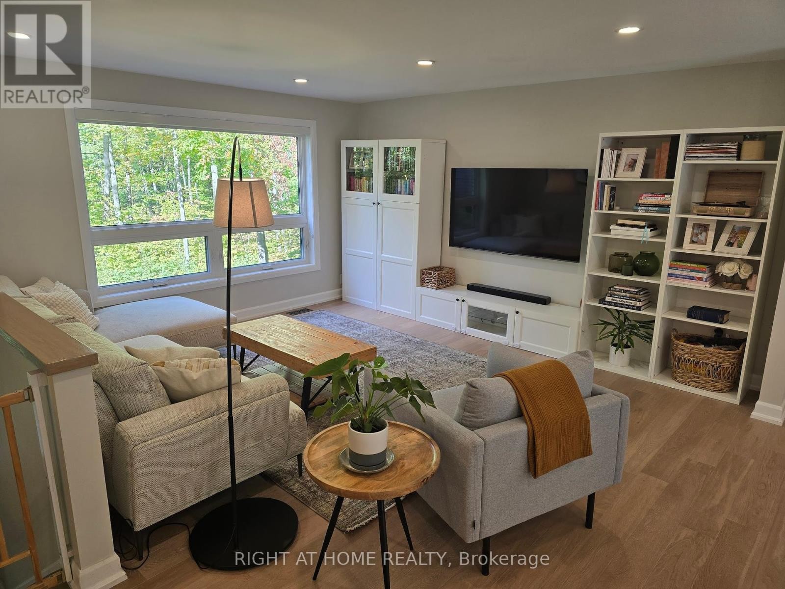 












11 WOODLAND CRESCENT

,
Oro-Medonte,




Ontario
L4M4Y8

