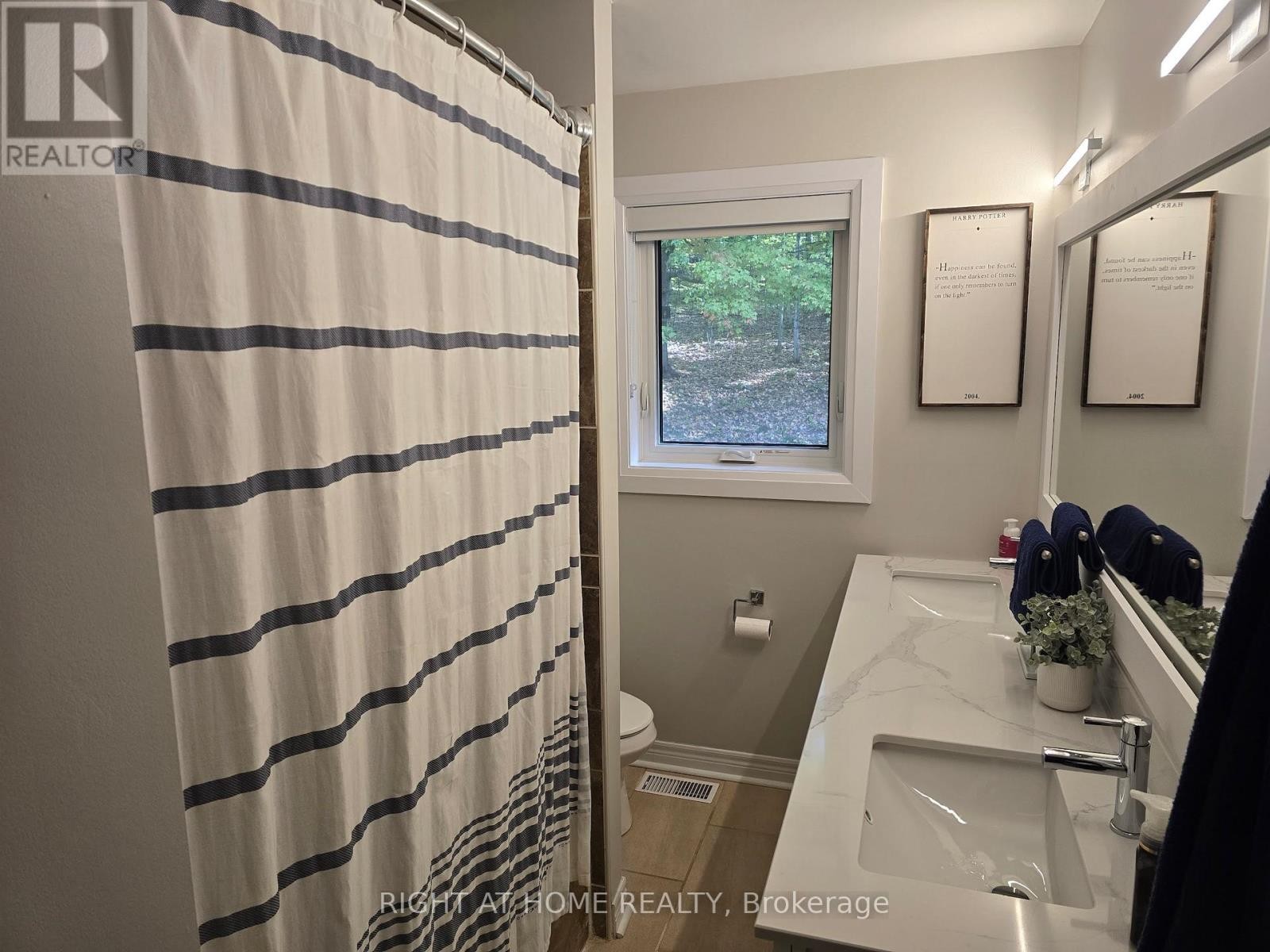 












11 WOODLAND CRESCENT

,
Oro-Medonte,




Ontario
L4M4Y8

