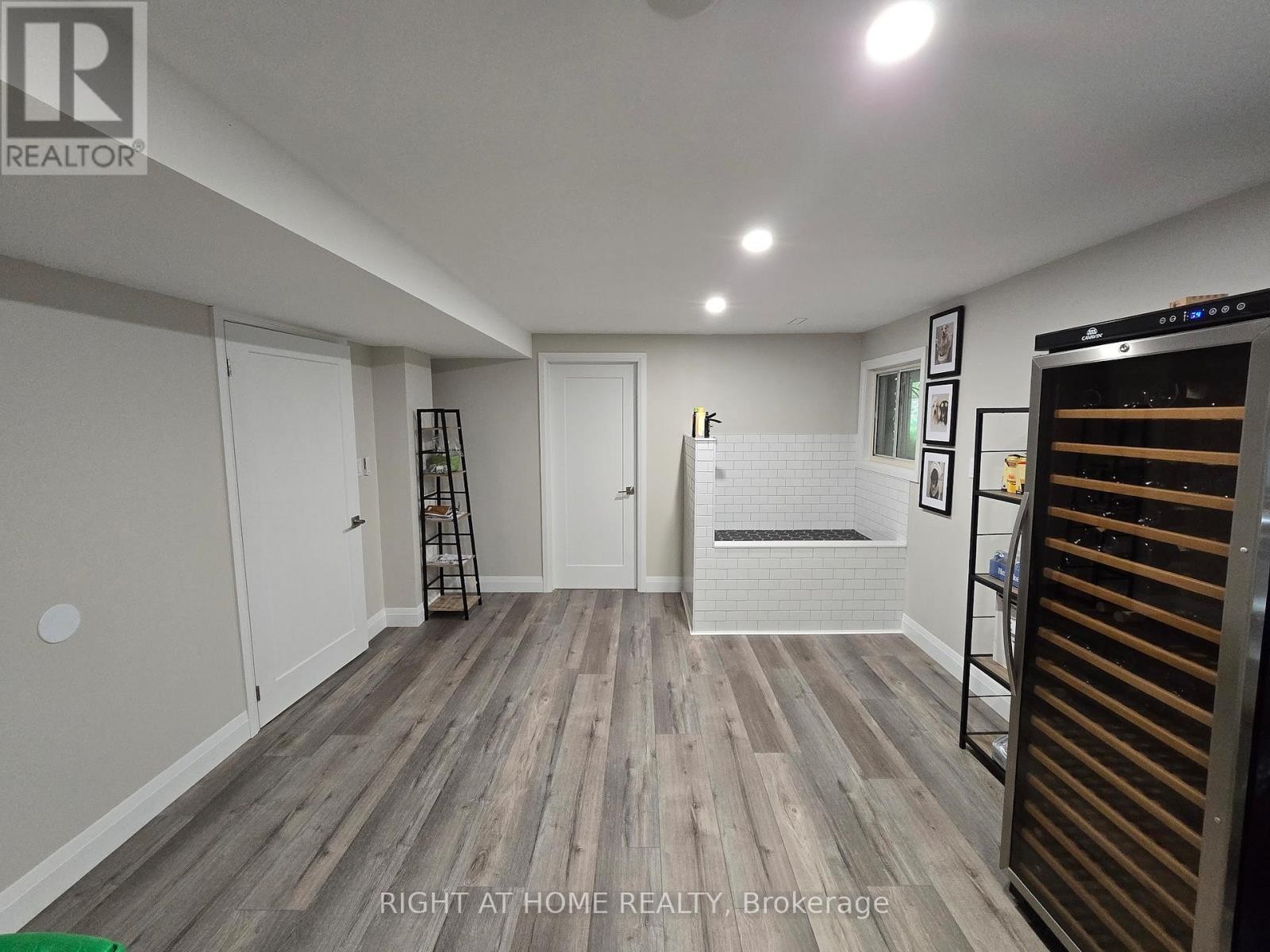 












11 WOODLAND CRESCENT

,
Oro-Medonte,




Ontario
L4M4Y8

